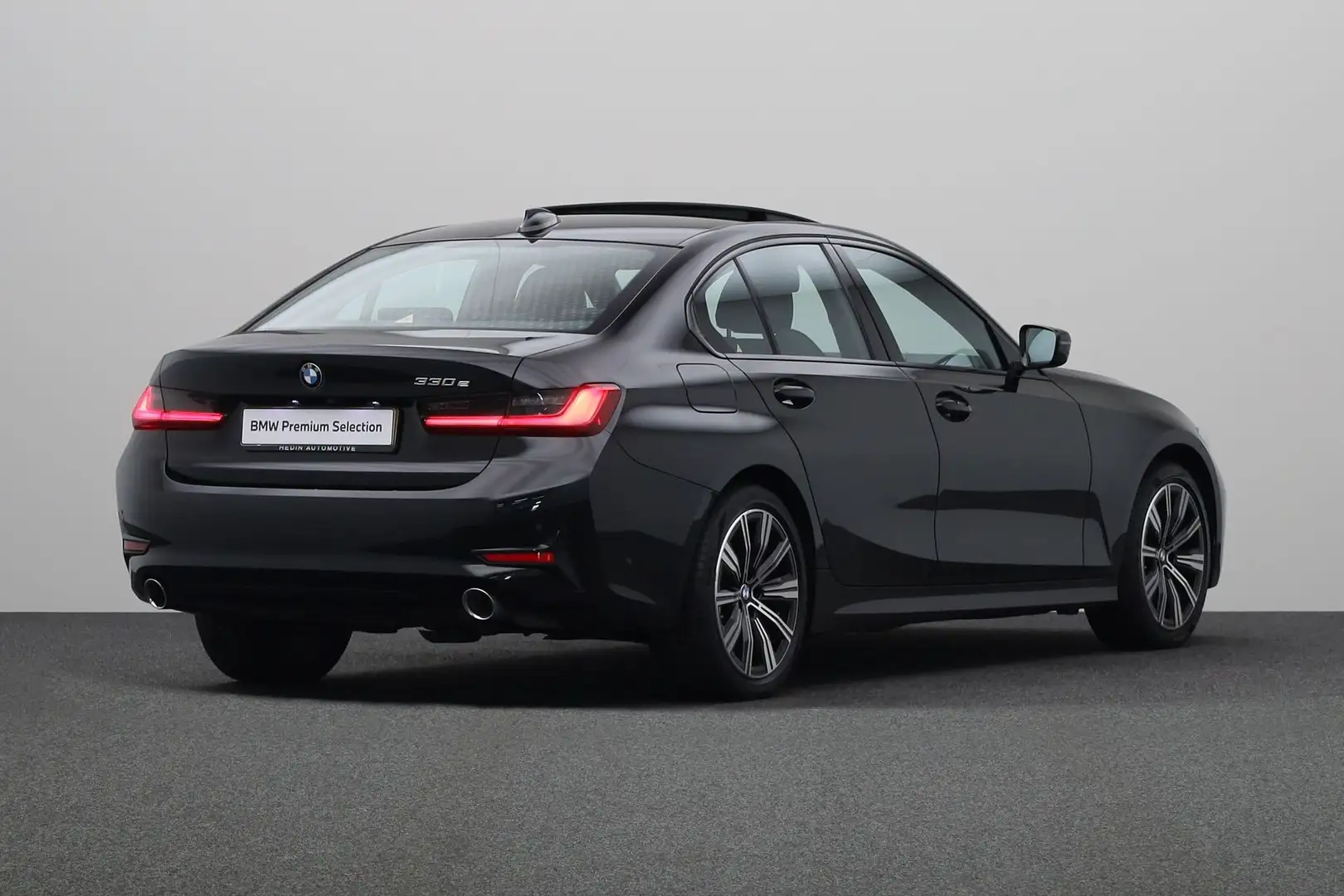 BMW 330 3-serie 330e eDrive Edition | M-sport | Achteruitr Zwart - 2