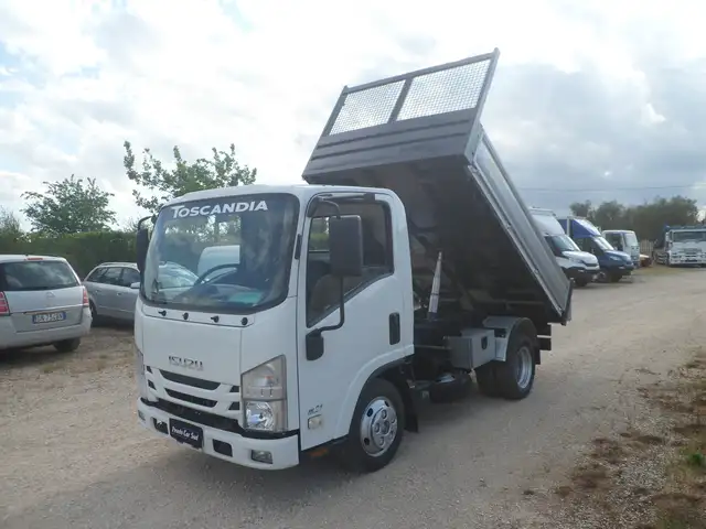 Isuzu NKR ribaltabile trilaterale