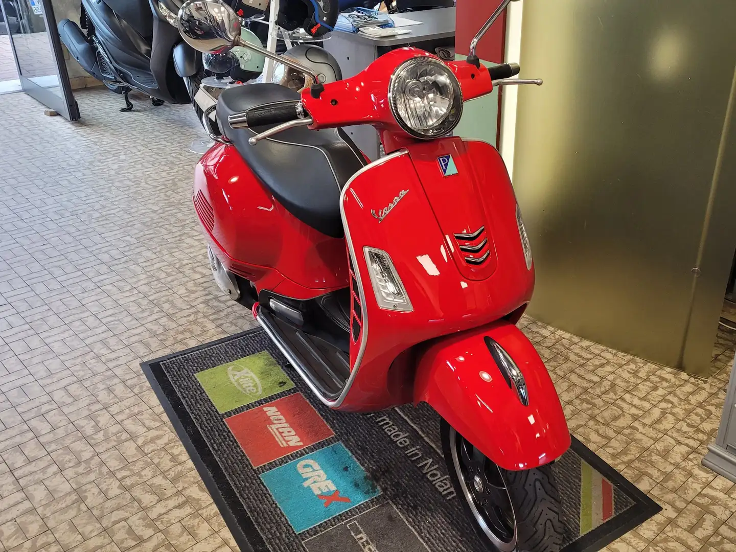 Vespa GTS Super 300 Abs/Asr Rosso - 2