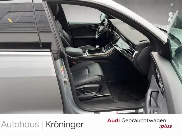 Audi SQ8 view 9