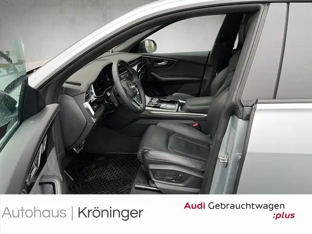 Audi SQ8 view 7