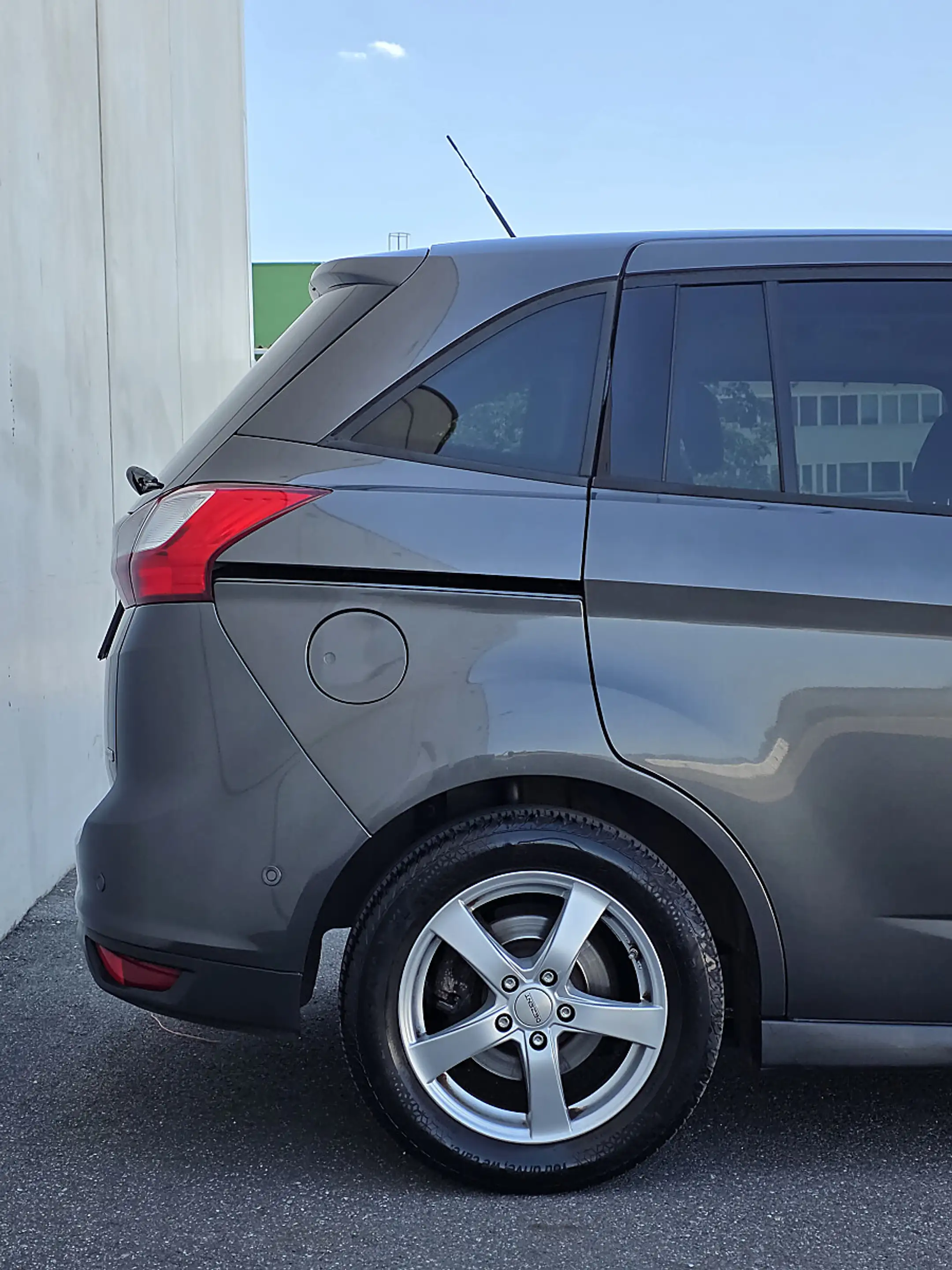 Ford Grand C-Max Grand C-MAX Trend 1,0 EcoBoost — photo 9