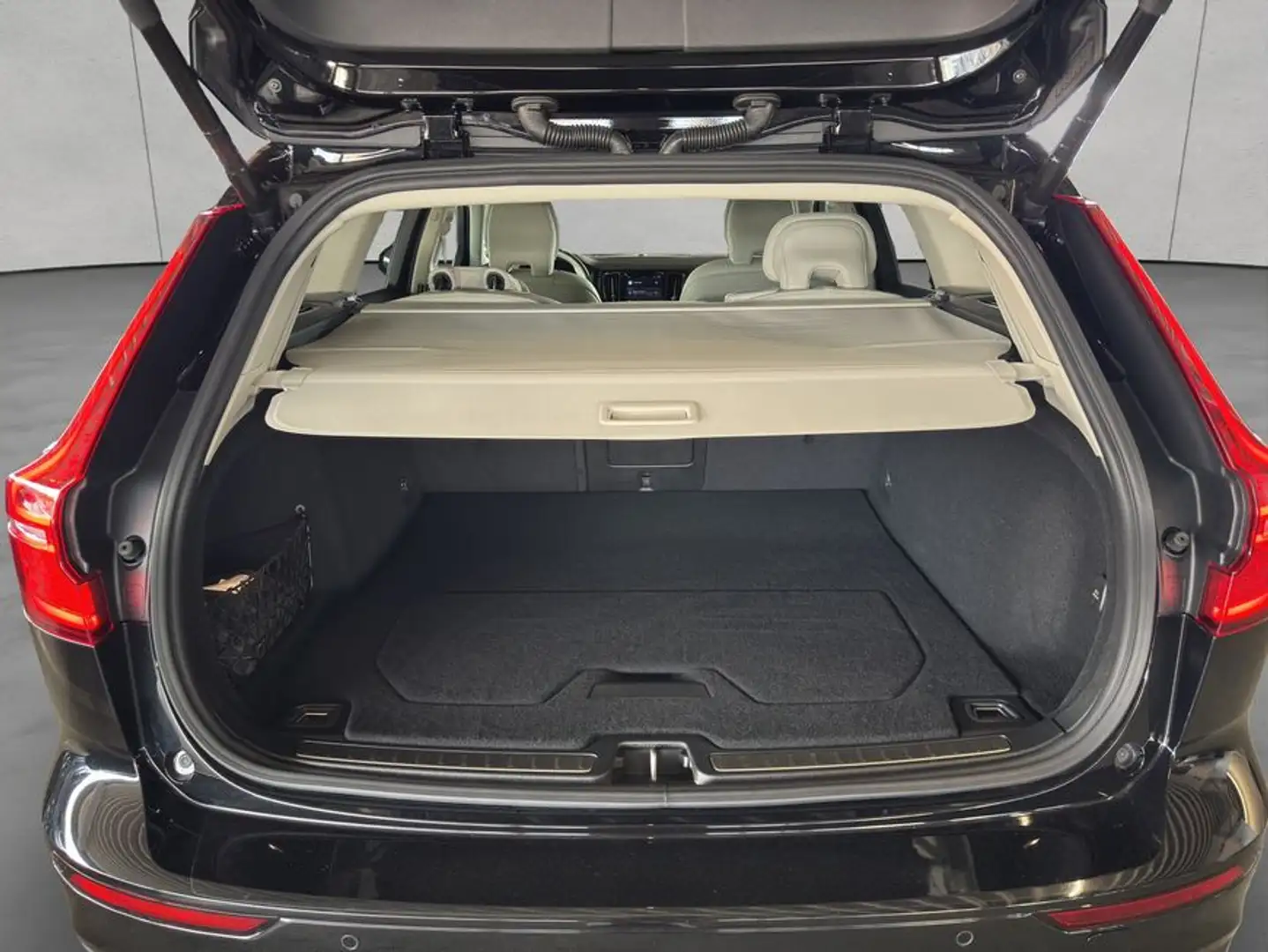 Volvo V60 Cross Country V60 Cross Country B4 D AWD Plus 145 kW, 5-türig (D Schwarz - 2