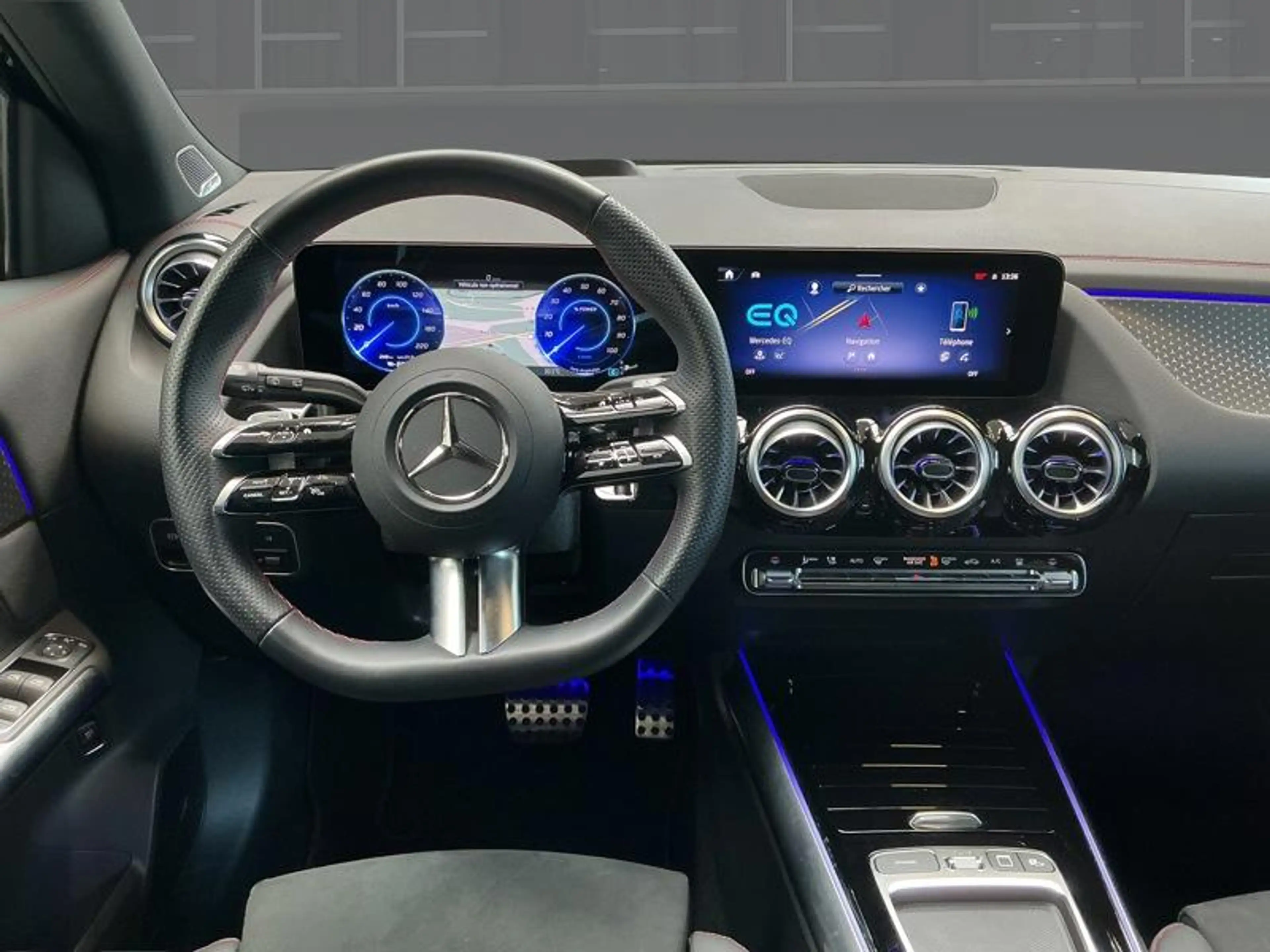 Mercedes-Benz EQA 250 + AMG Pack Night Pano — photo 3