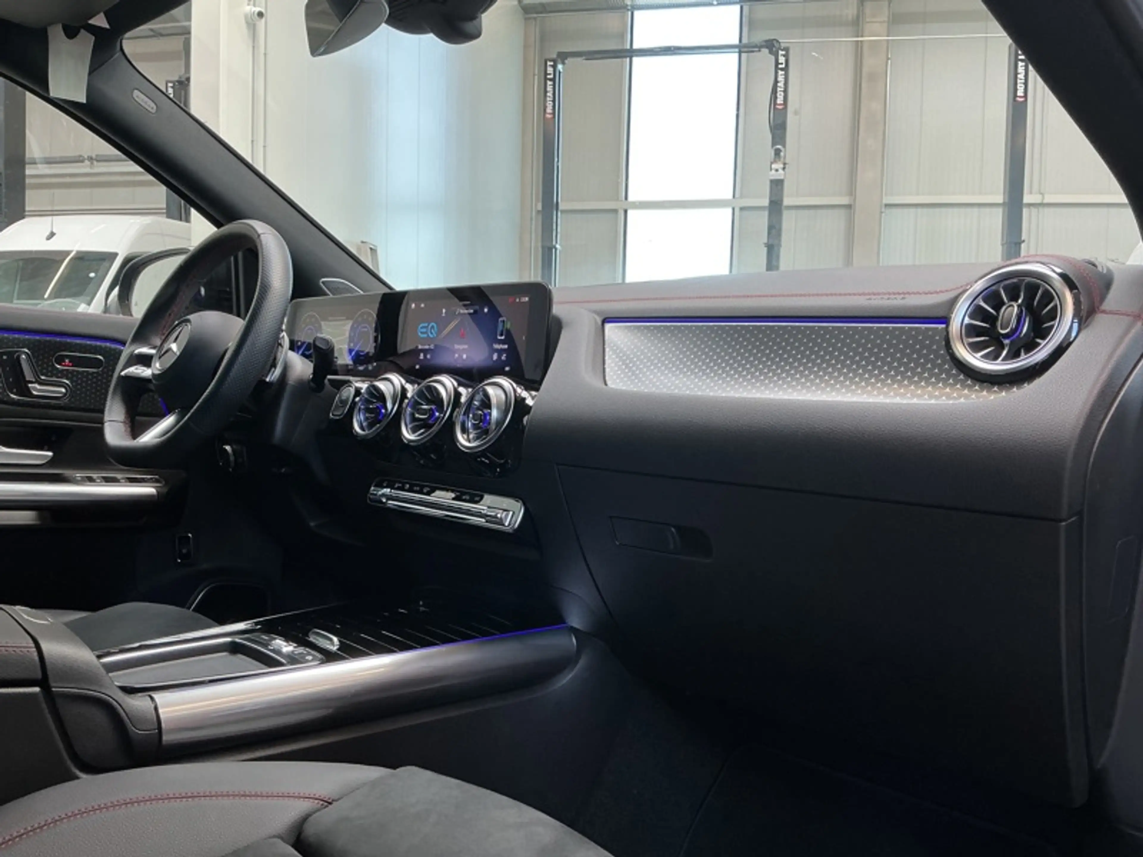 Mercedes-Benz EQA 250 + AMG Pack Night Pano — photo 15