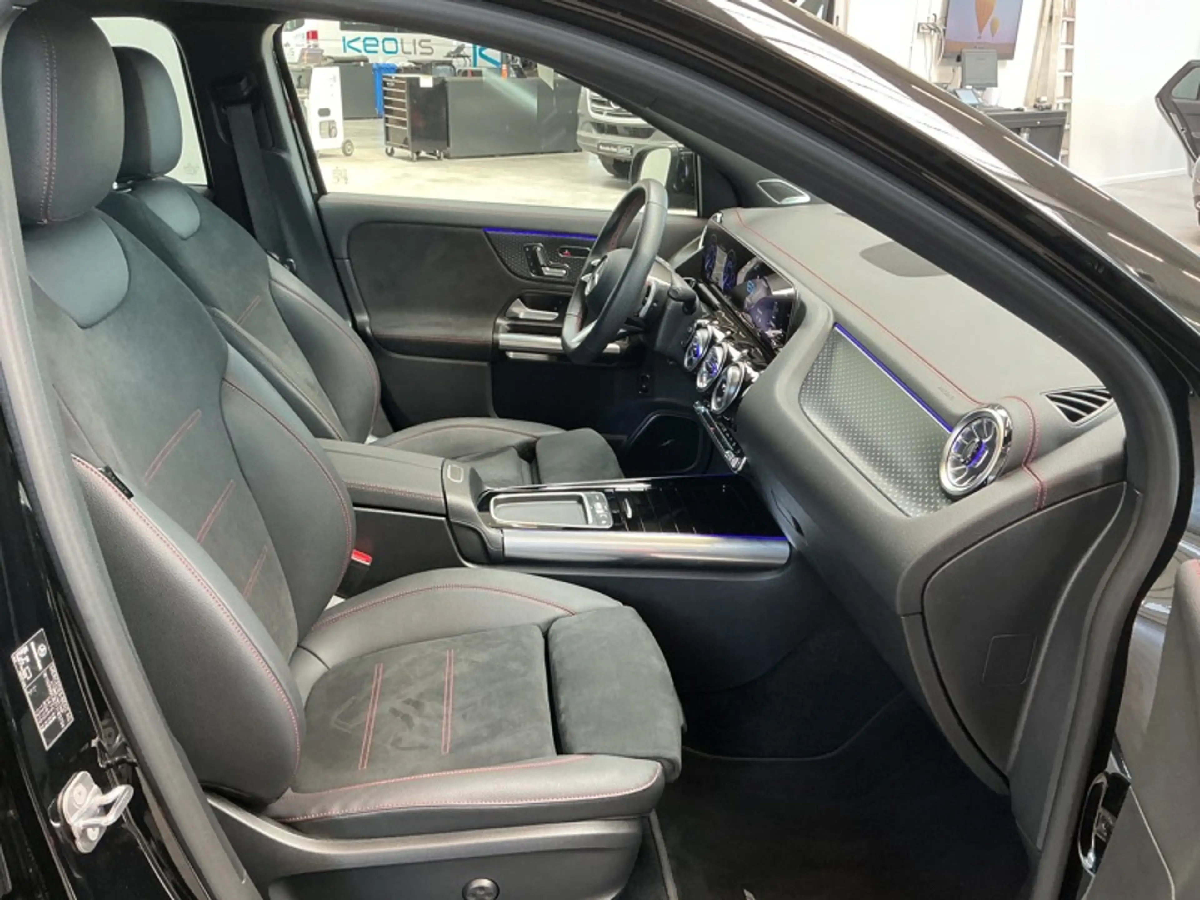 Mercedes-Benz EQA 250 + AMG Pack Night Pano — photo 14