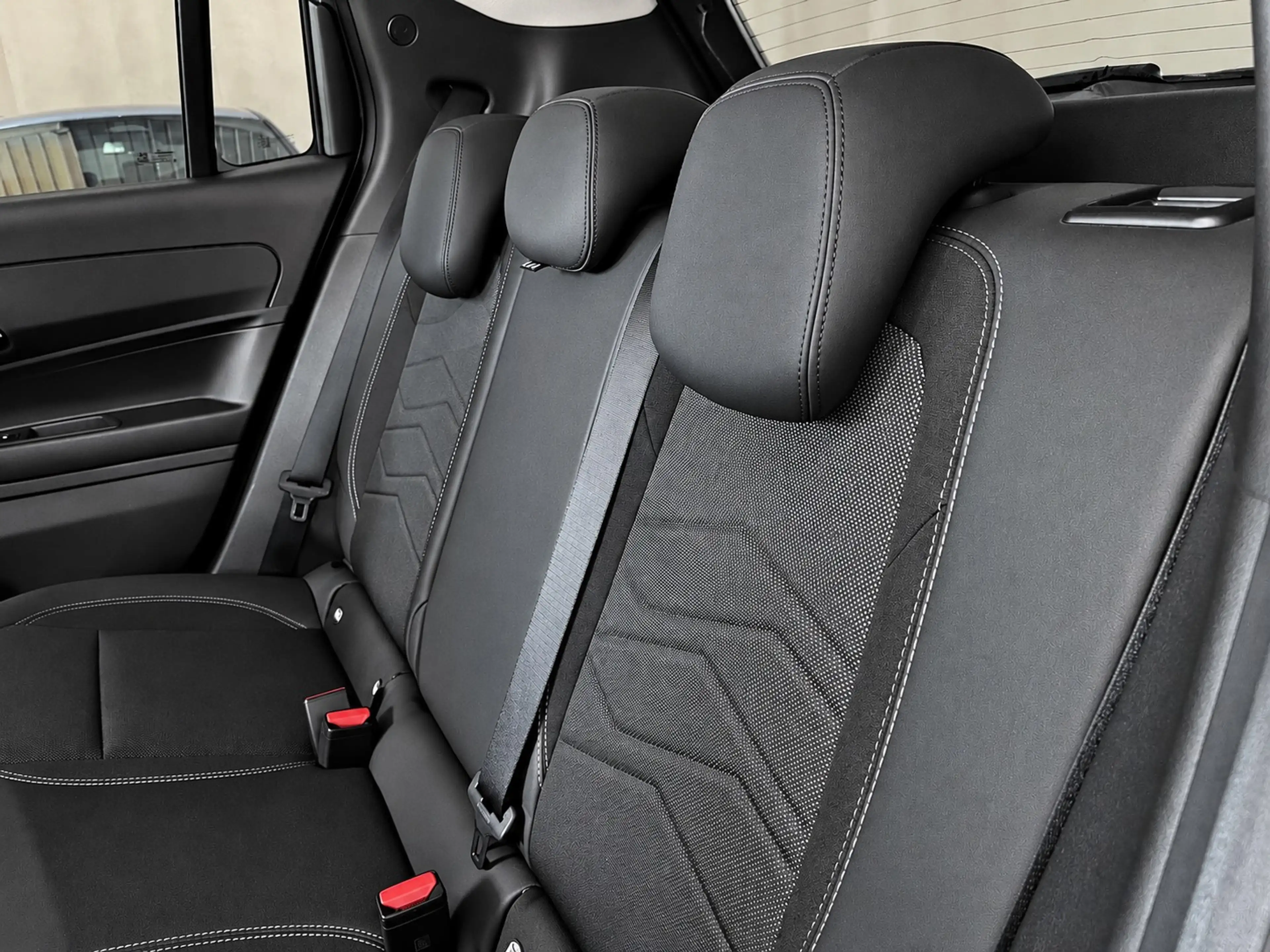 Jeep Avenger Altitude / NAVIGATION / CAMERA / LED / FULL — photo 11