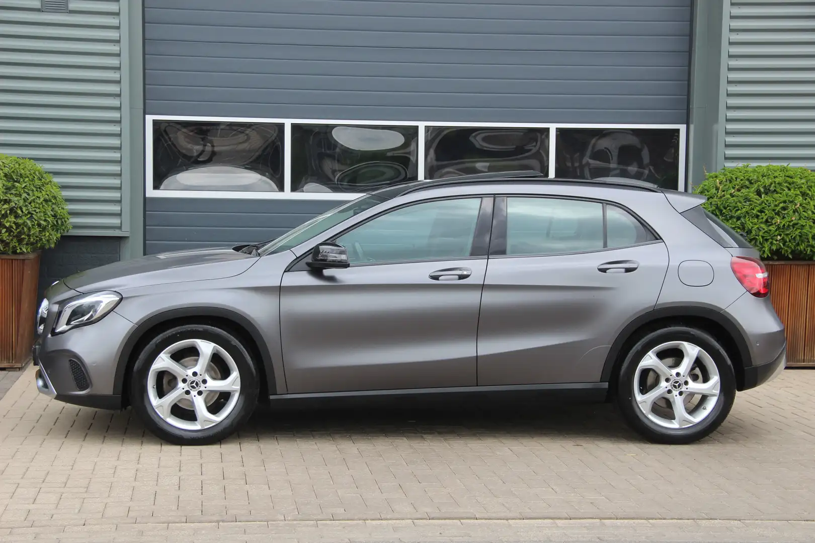 Mercedes-Benz GLA 200 Premium Pano-dak | Trekhaak | Xenon-LED | Navi | E Grijs - 2