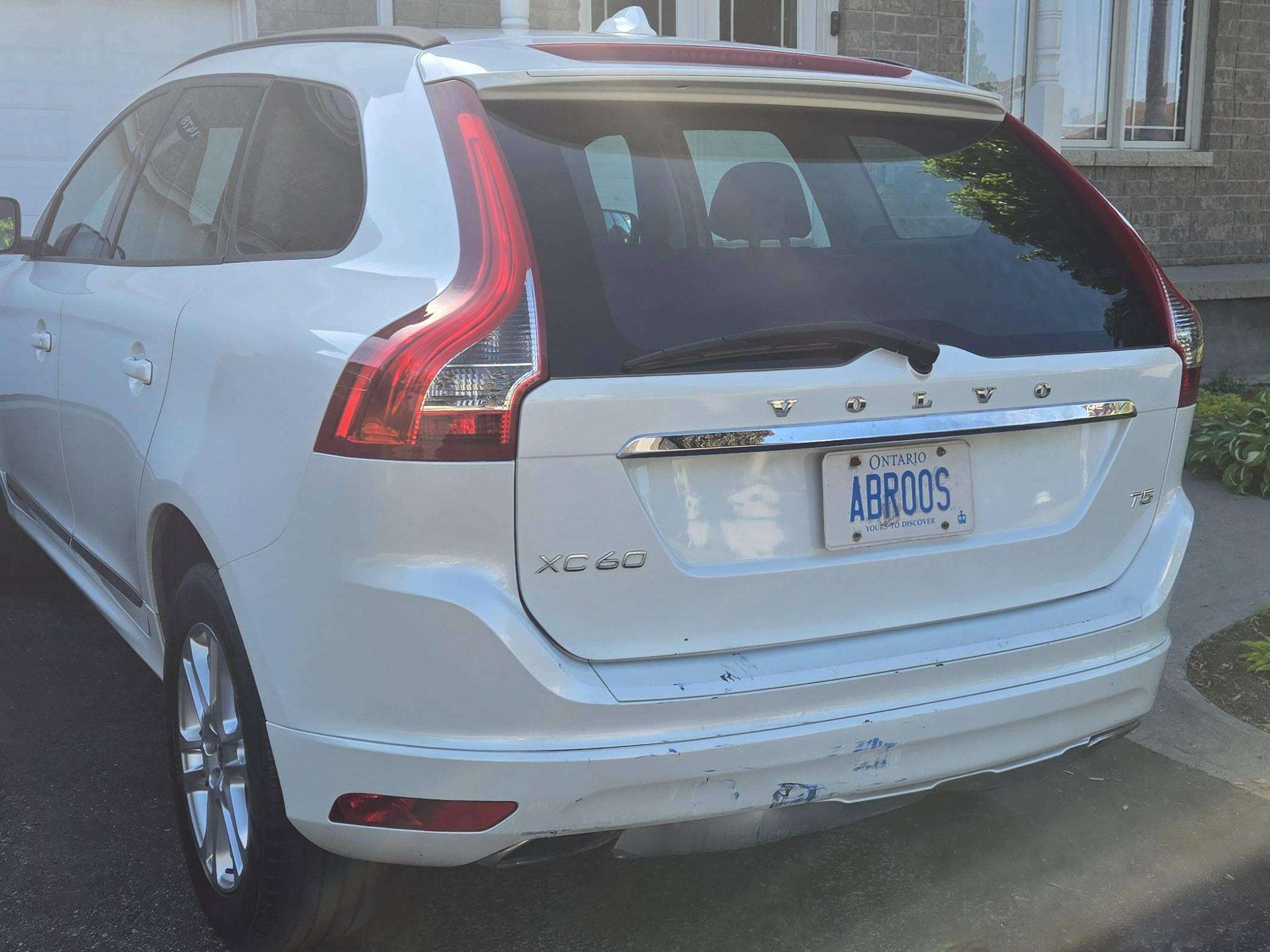 2015 Volvo XC60 T5 Drive-E alt 2