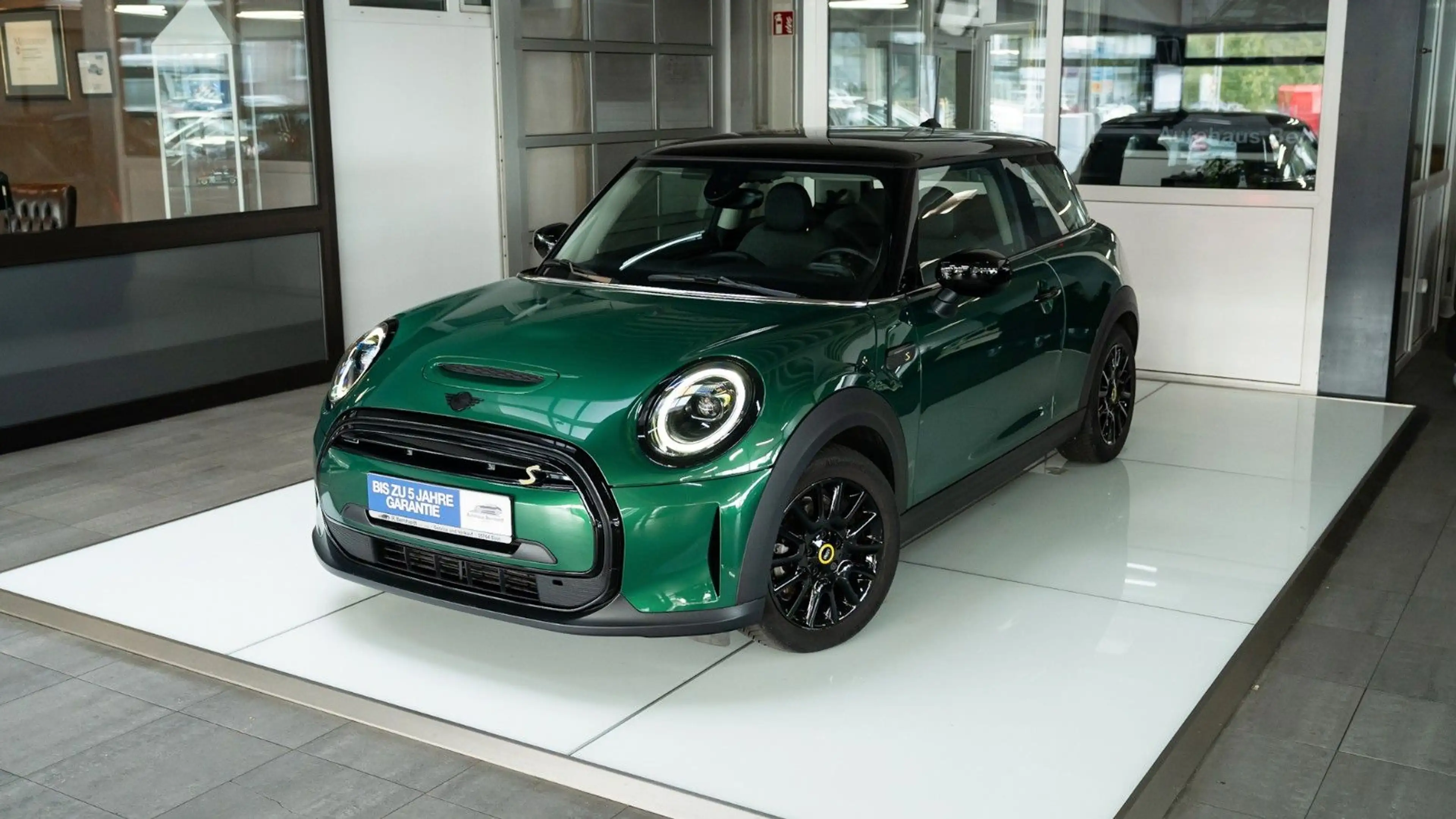MINI Cooper SE Classic Trim British Racing Green — photo 2