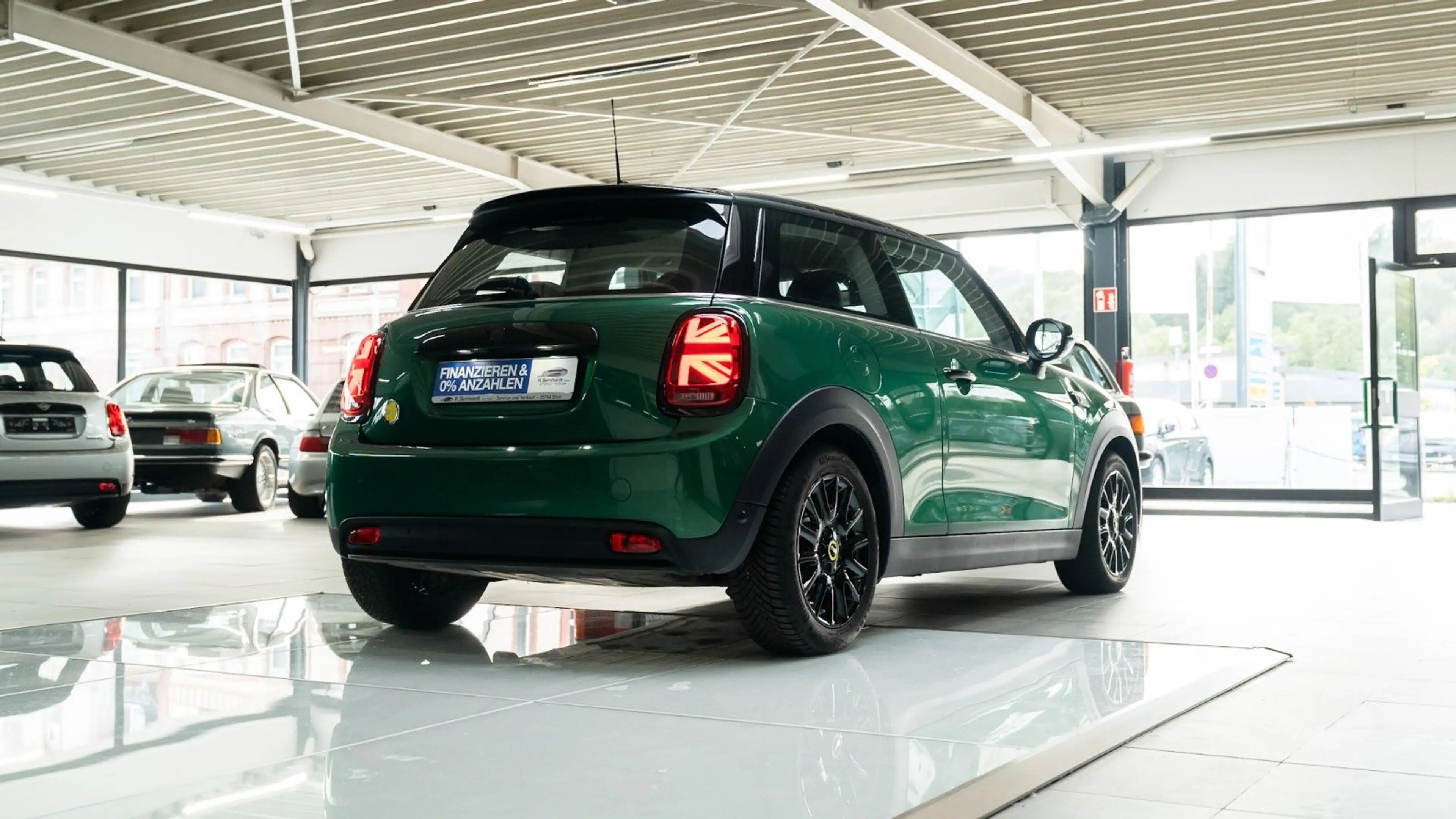 MINI Cooper SE Classic Trim British Racing Green — photo 14