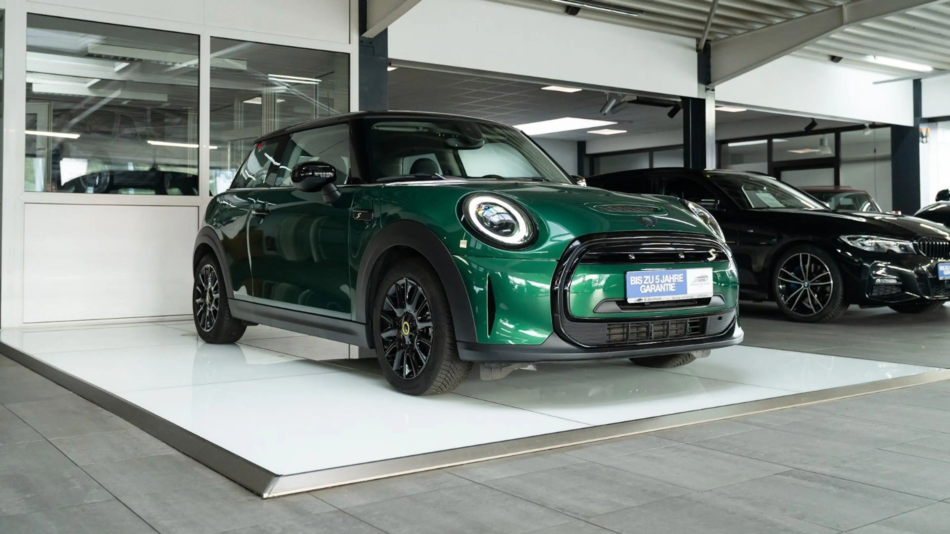 MINI Cooper SE Classic Trim British Racing Green — photo 11