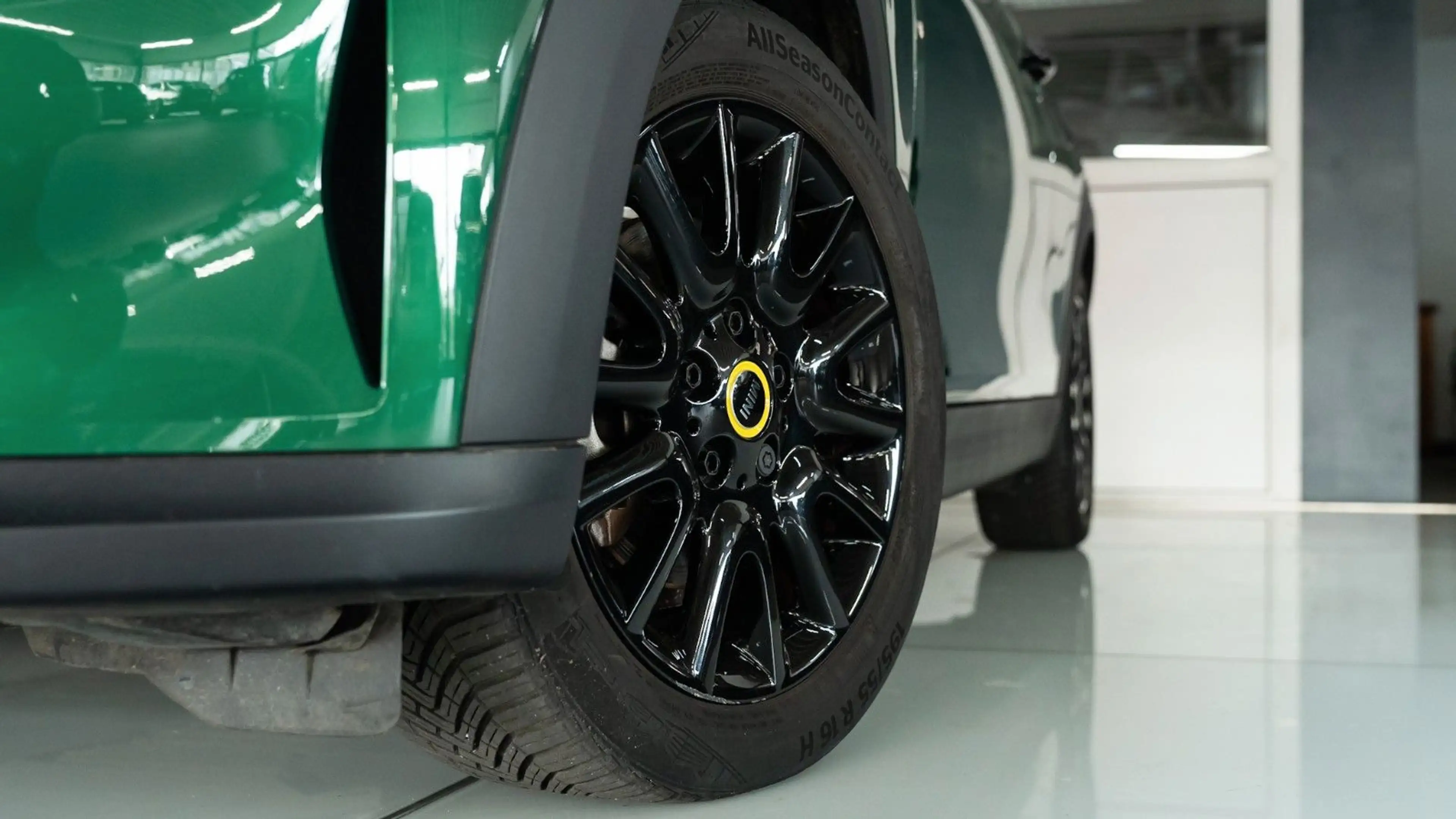 MINI Cooper SE Classic Trim British Racing Green — photo 6