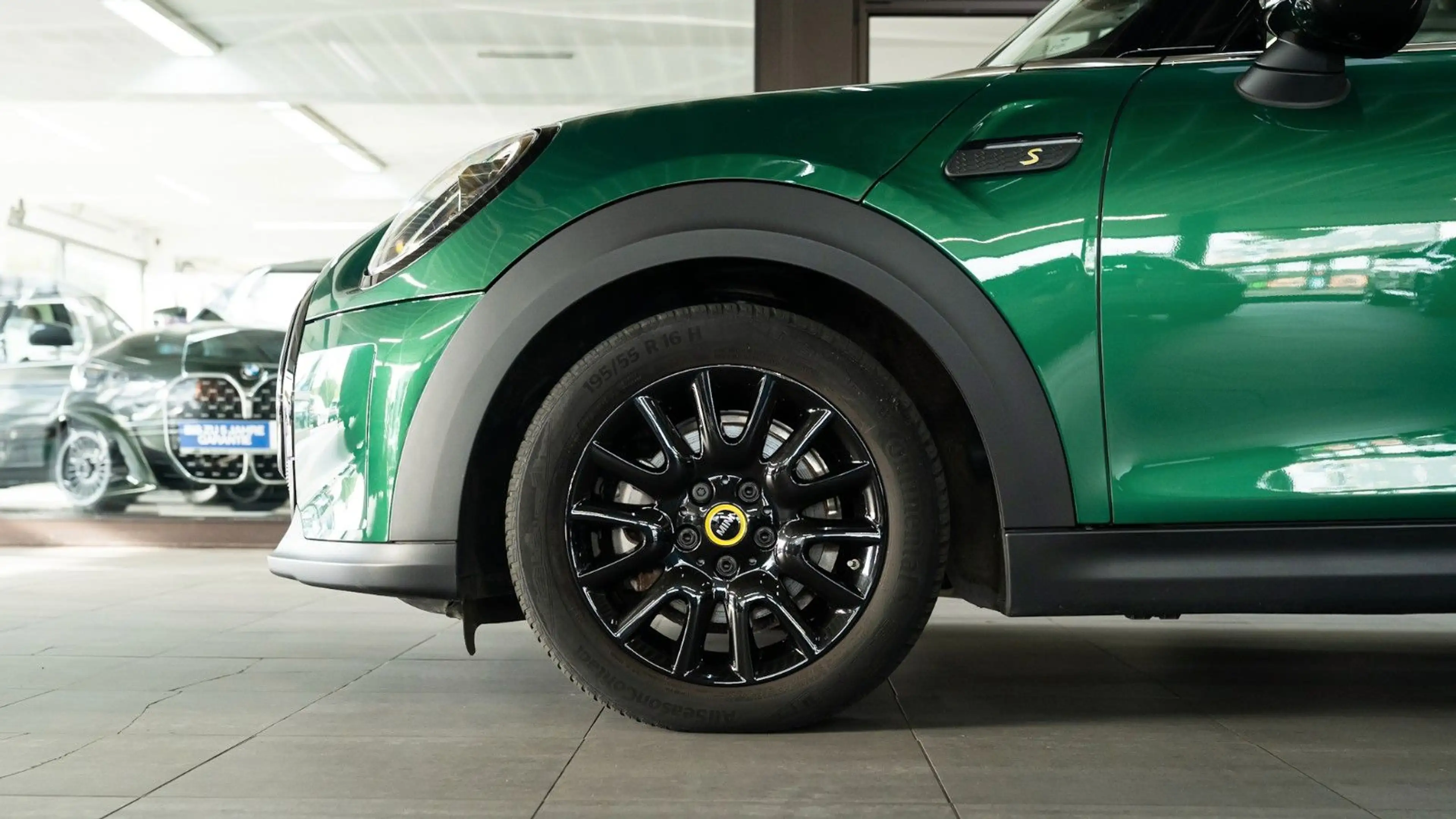 MINI Cooper SE Classic Trim British Racing Green — photo 8