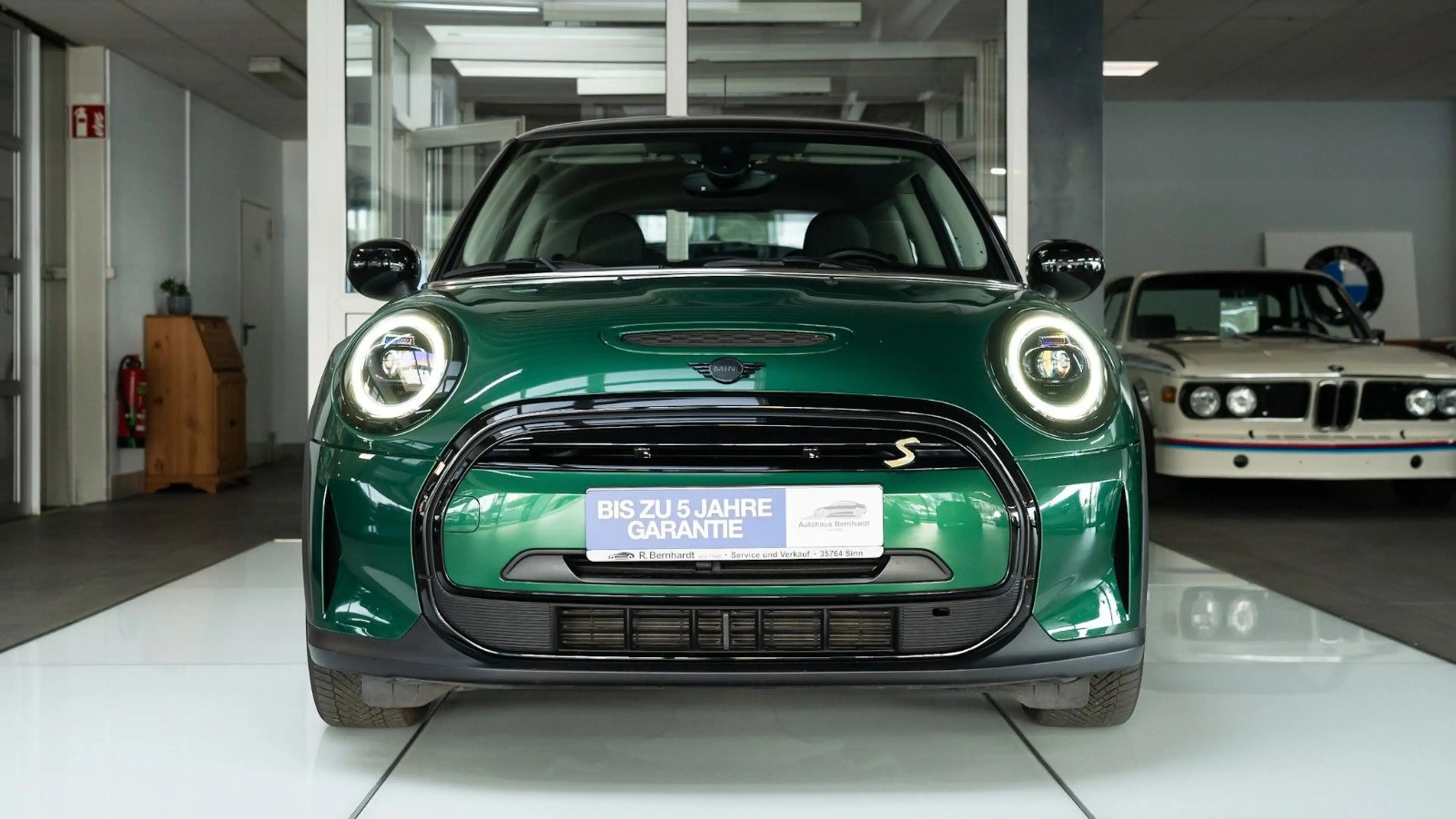 MINI Cooper SE Classic Trim British Racing Green — photo 4
