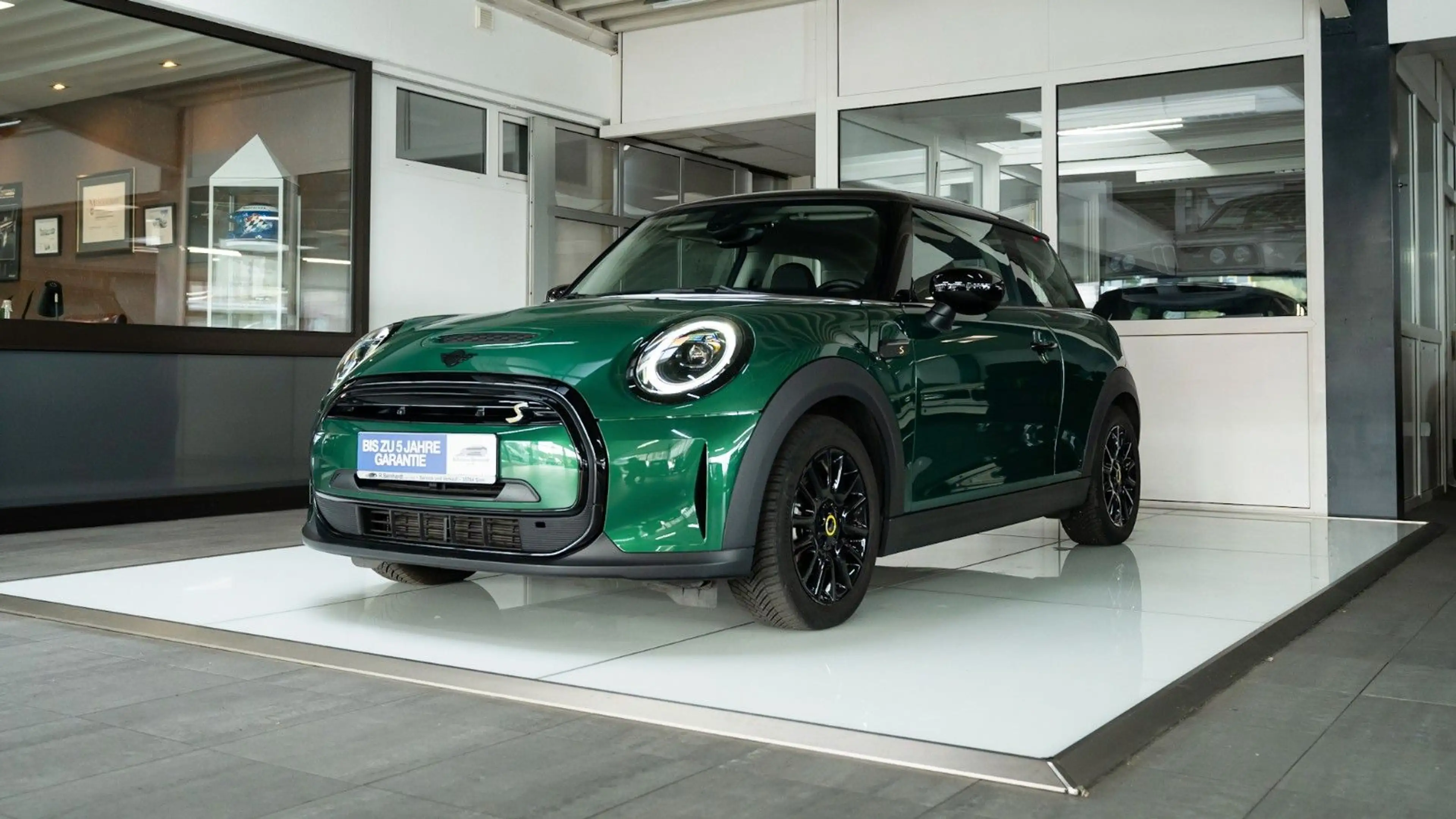MINI Cooper SE Classic Trim British Racing Green — photo 10