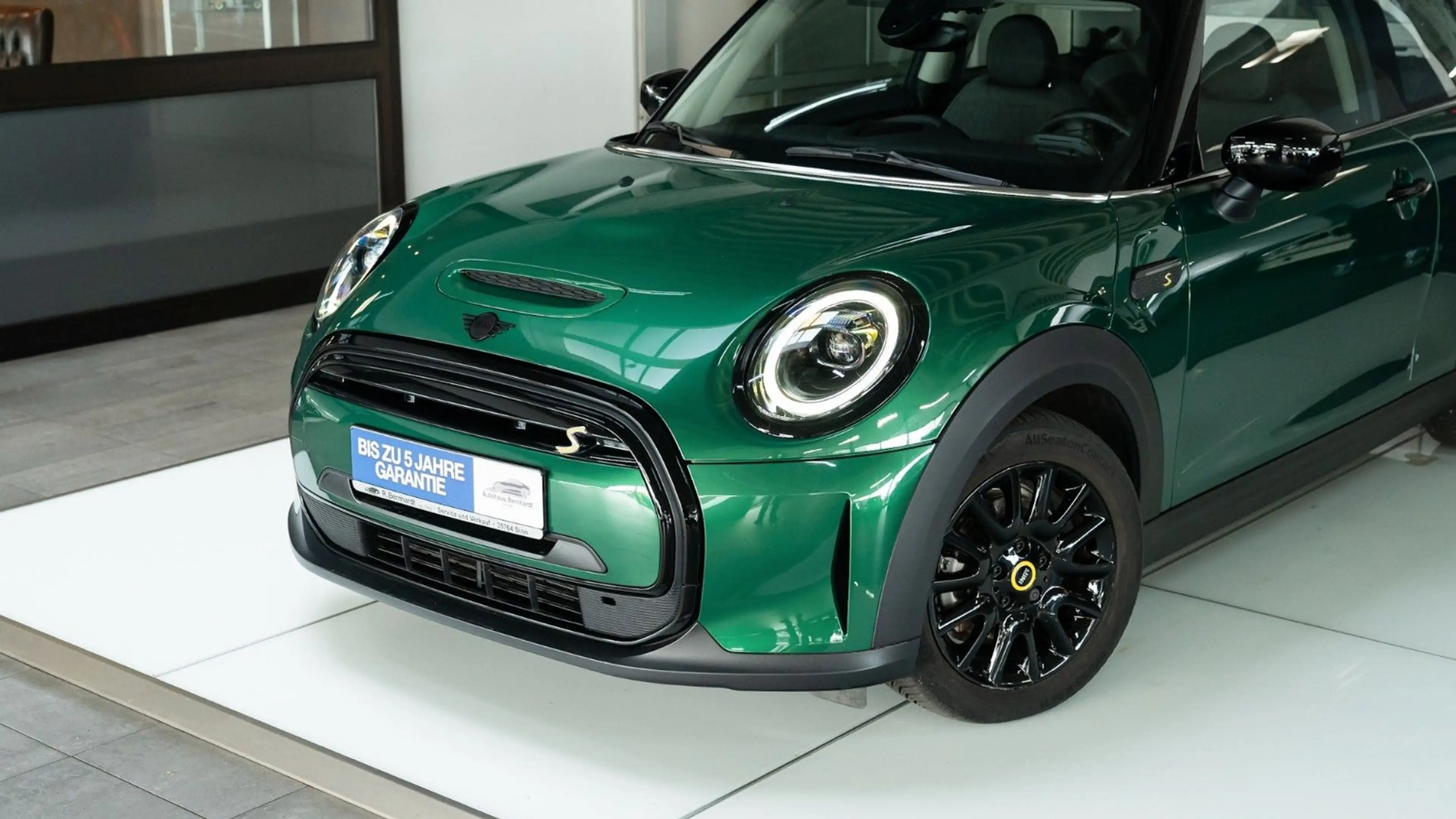 MINI Cooper SE Classic Trim British Racing Green — photo 3