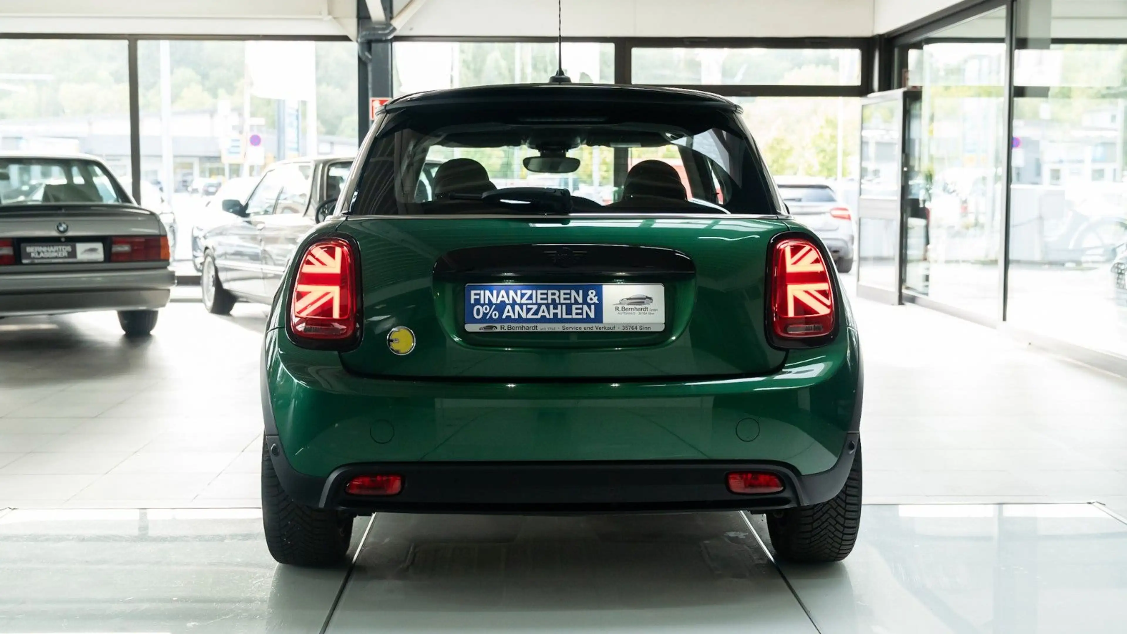 MINI Cooper SE Classic Trim British Racing Green — photo 13