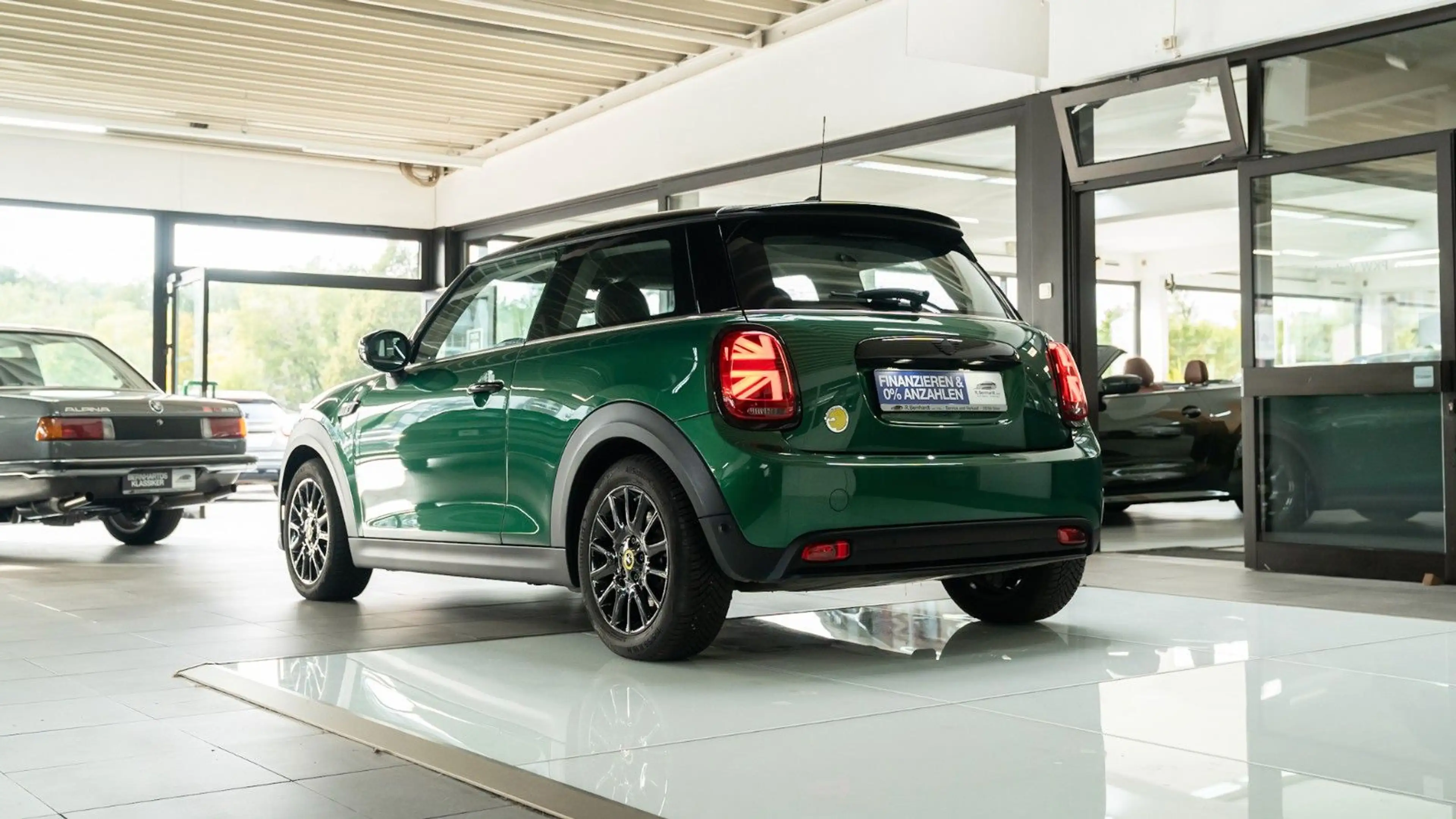 MINI Cooper SE Classic Trim British Racing Green — photo 12