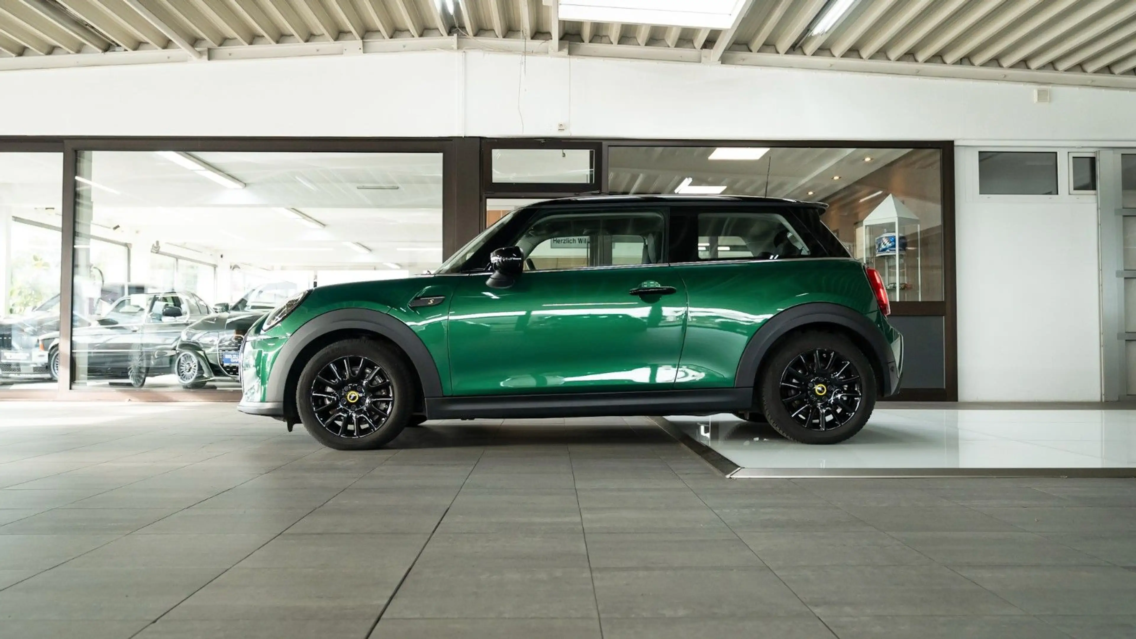 MINI Cooper SE Classic Trim British Racing Green — photo 9