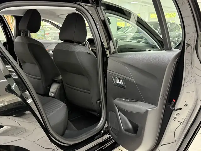 Peugeot 208 view 9