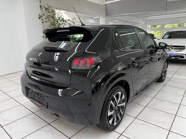 Peugeot 208 view 3