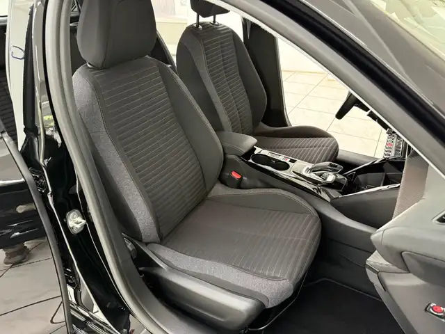 Peugeot 208 view 11