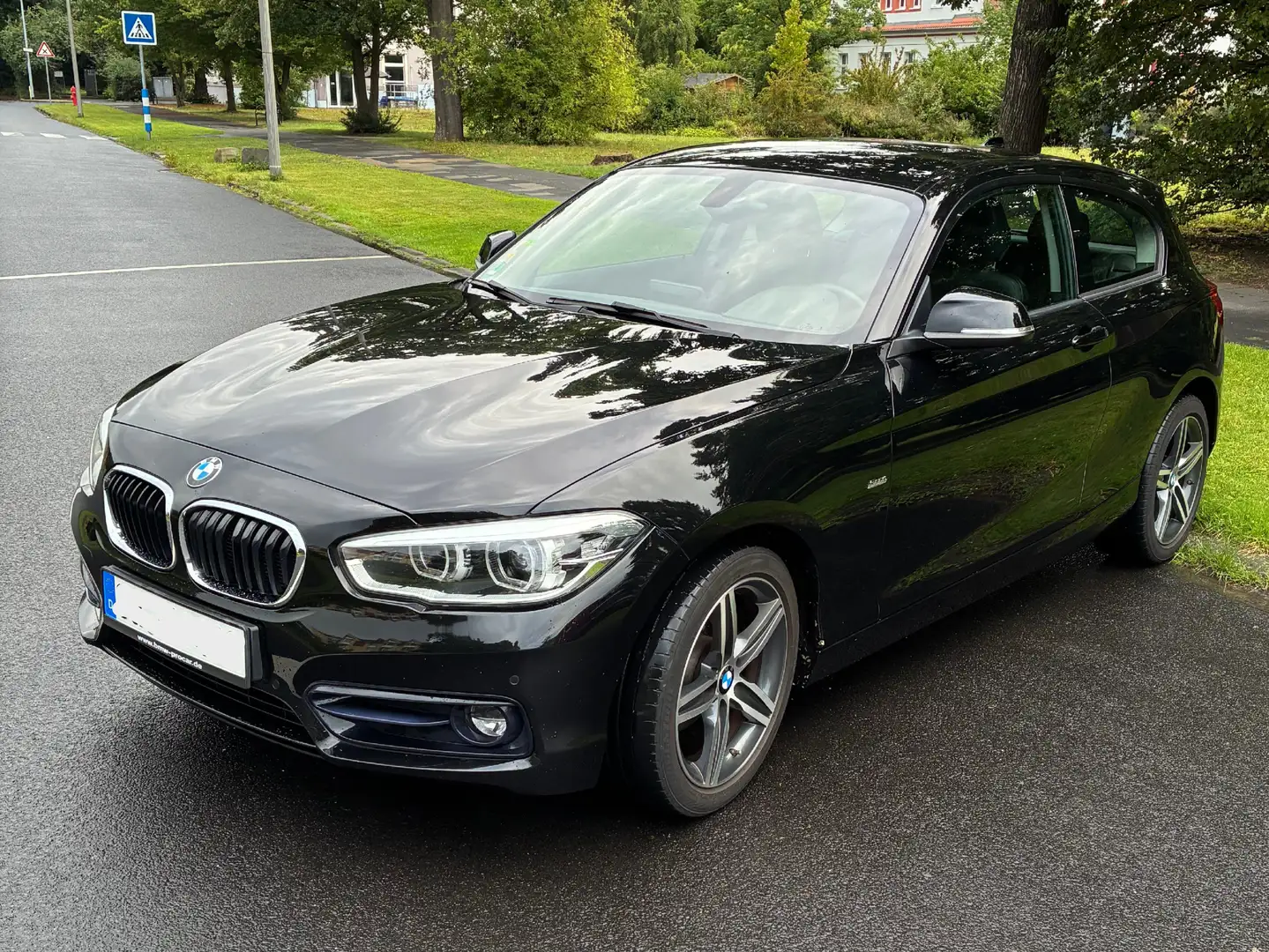 BMW 116 1er Diesel (3-Türer) 116d Sport Line Černá - 1