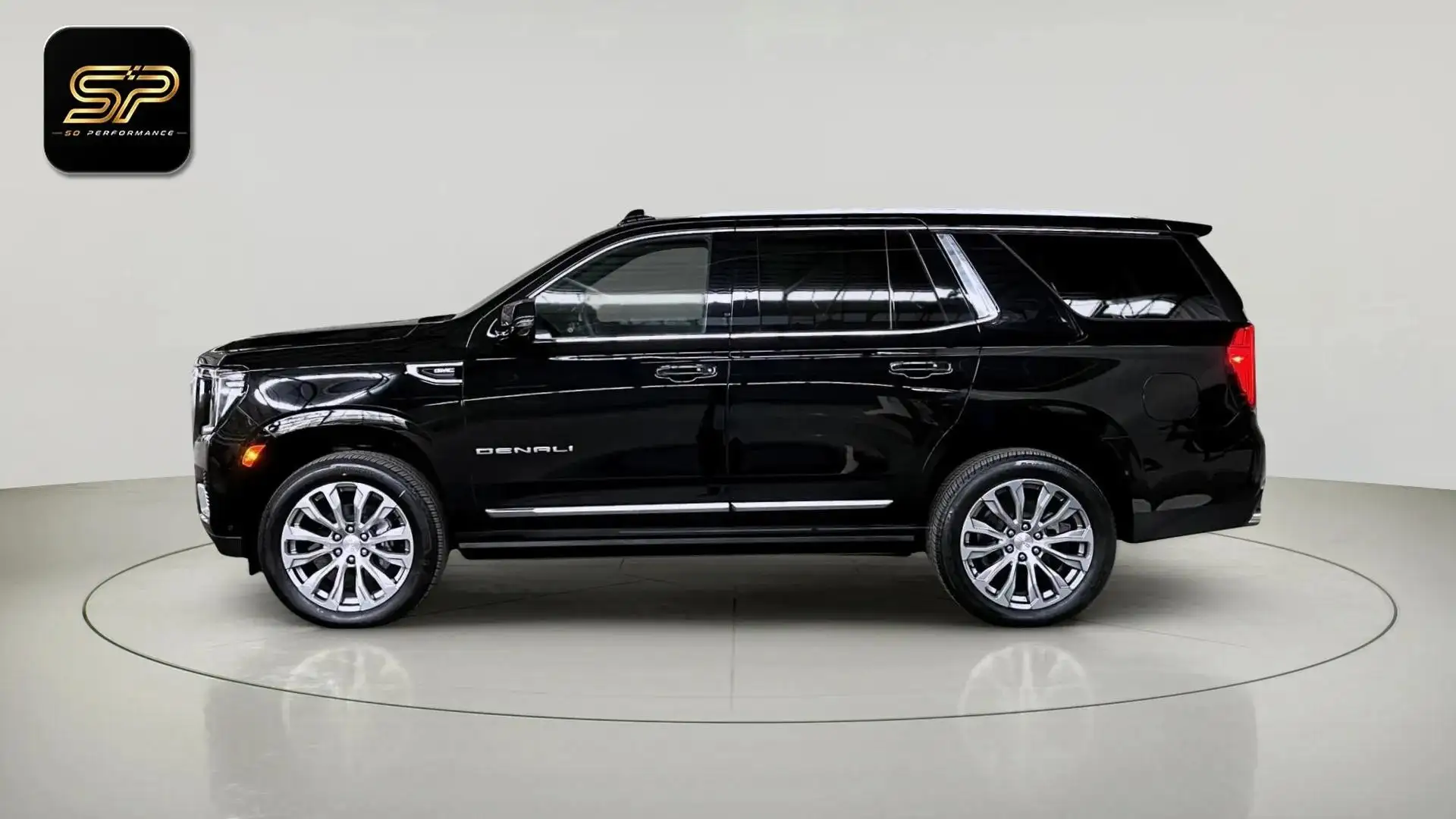 GMC Yukon Denali Schwarz - 2