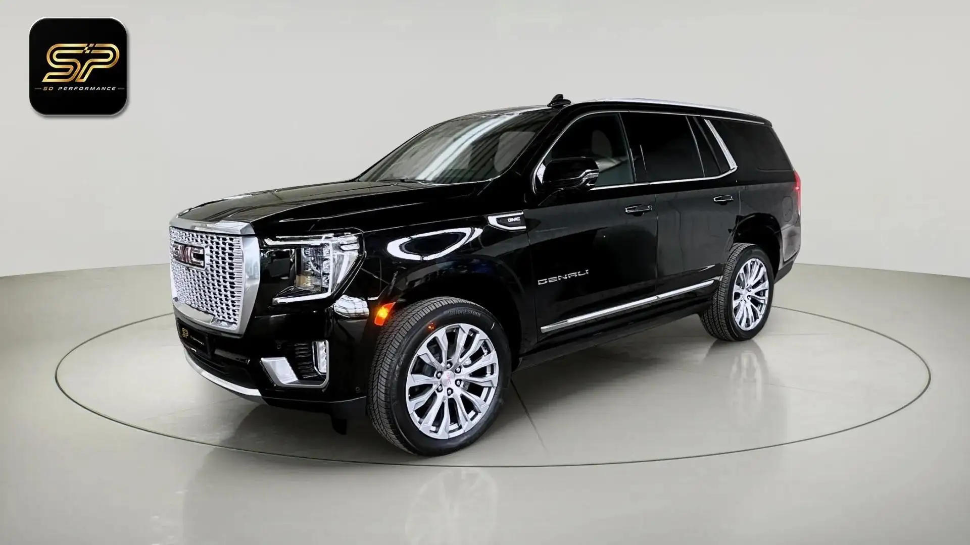 GMC Yukon Denali Schwarz - 1