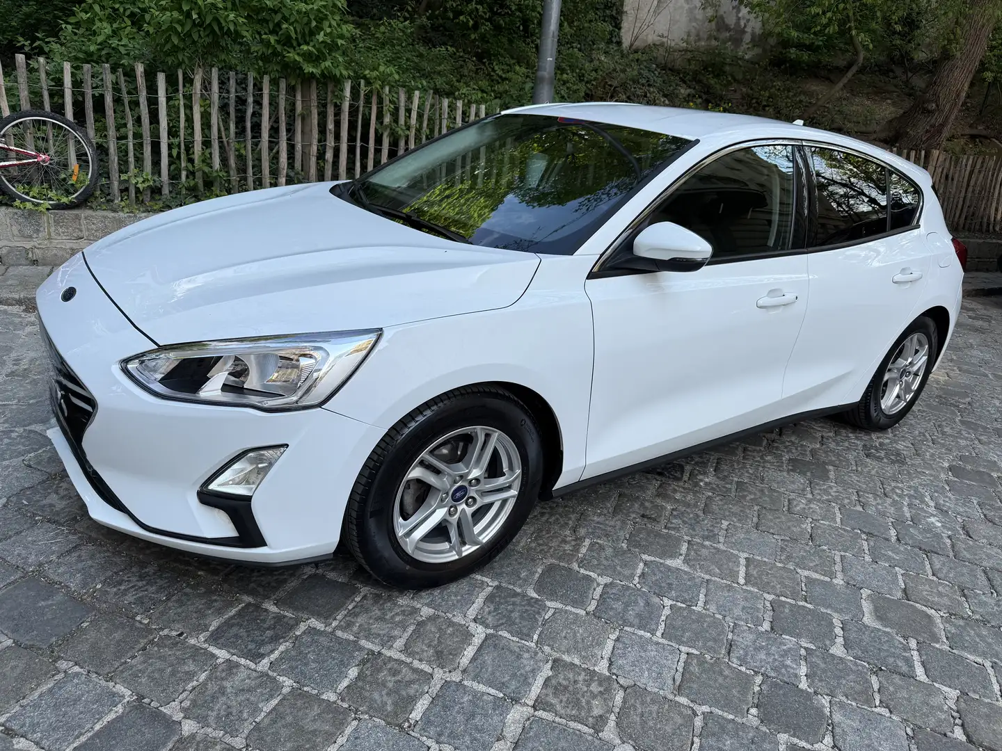 Ford Focus 1,0 EcoBoost Trend Weiß - 1