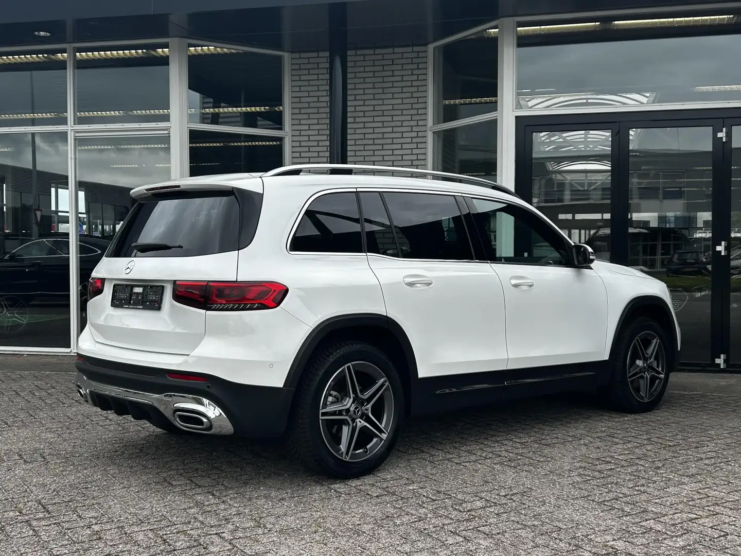 Mercedes-Benz GLB 180 AMG Line | Panoramadak | Cruise Control | Stoelver Wit - 2