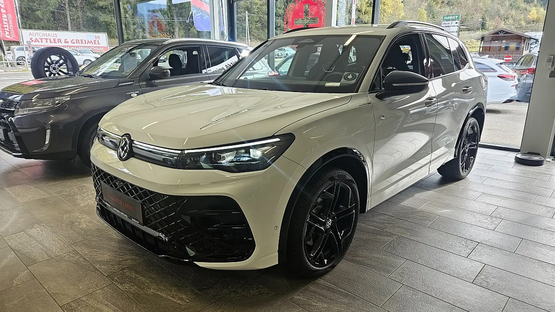 Volkswagen Tiguan 2.0 TDI SCR 4Motion R-Line DSG Wit - 1