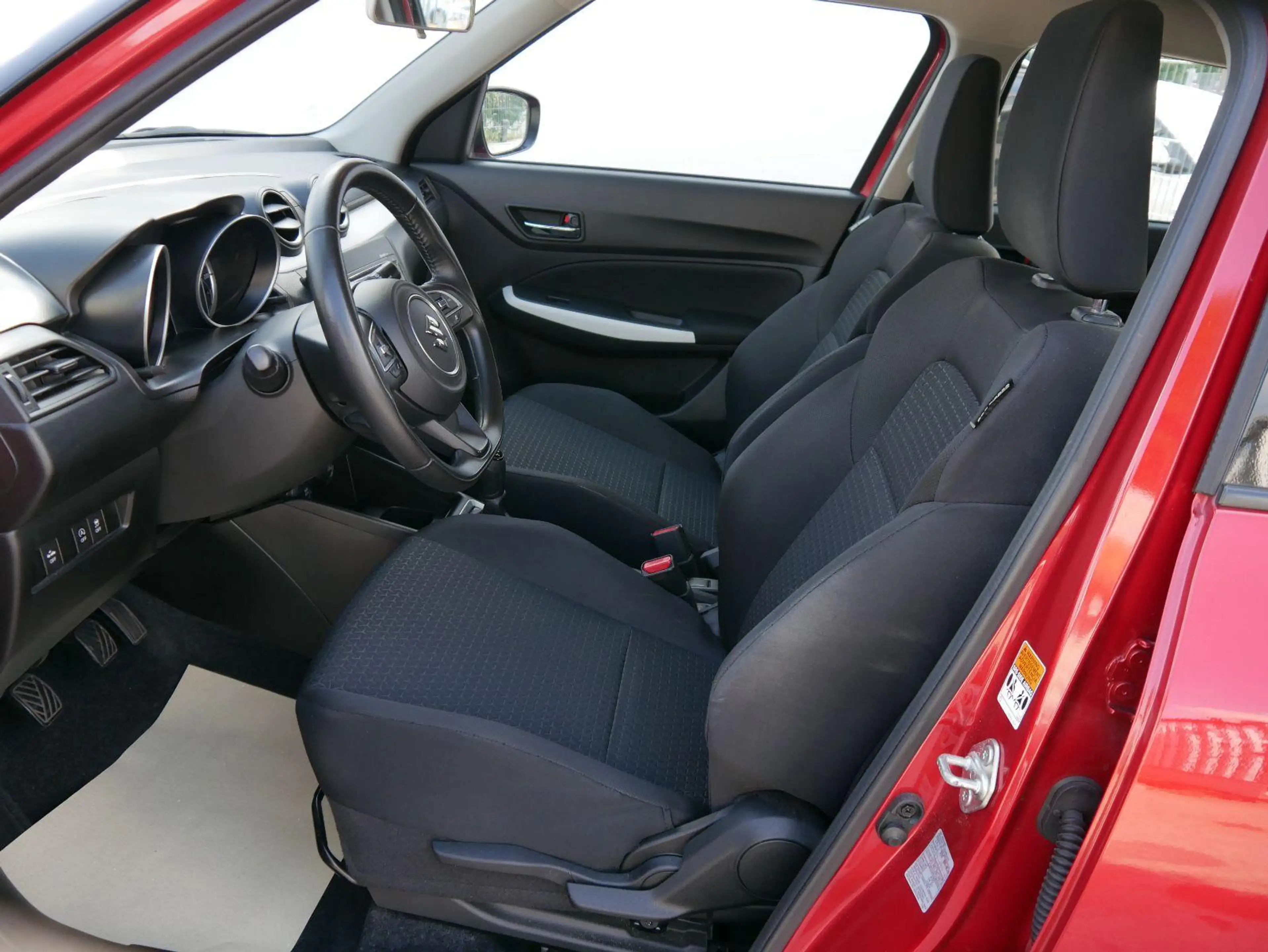 Suzuki Swift 1.2 Dualjet Hybrid CLUB * TEMPOMAT * KLIMA * START — photo 9
