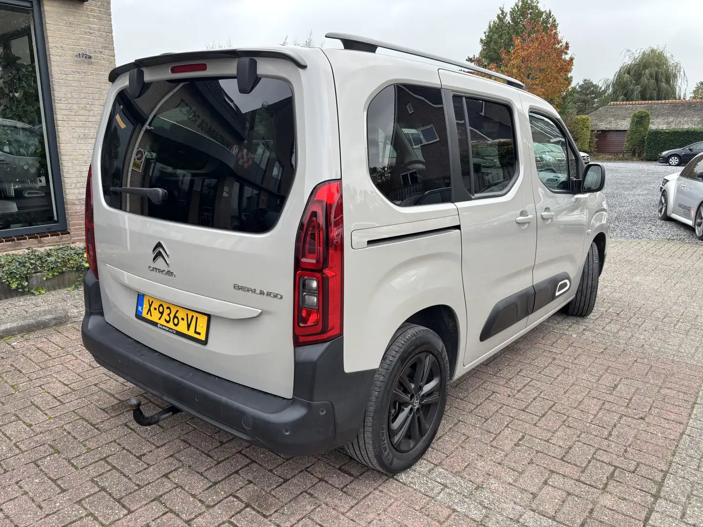 Citroen Berlingo 1.2 Automaat Shine 5-Persoons Trekhaak / Carplay / Grijs - 2