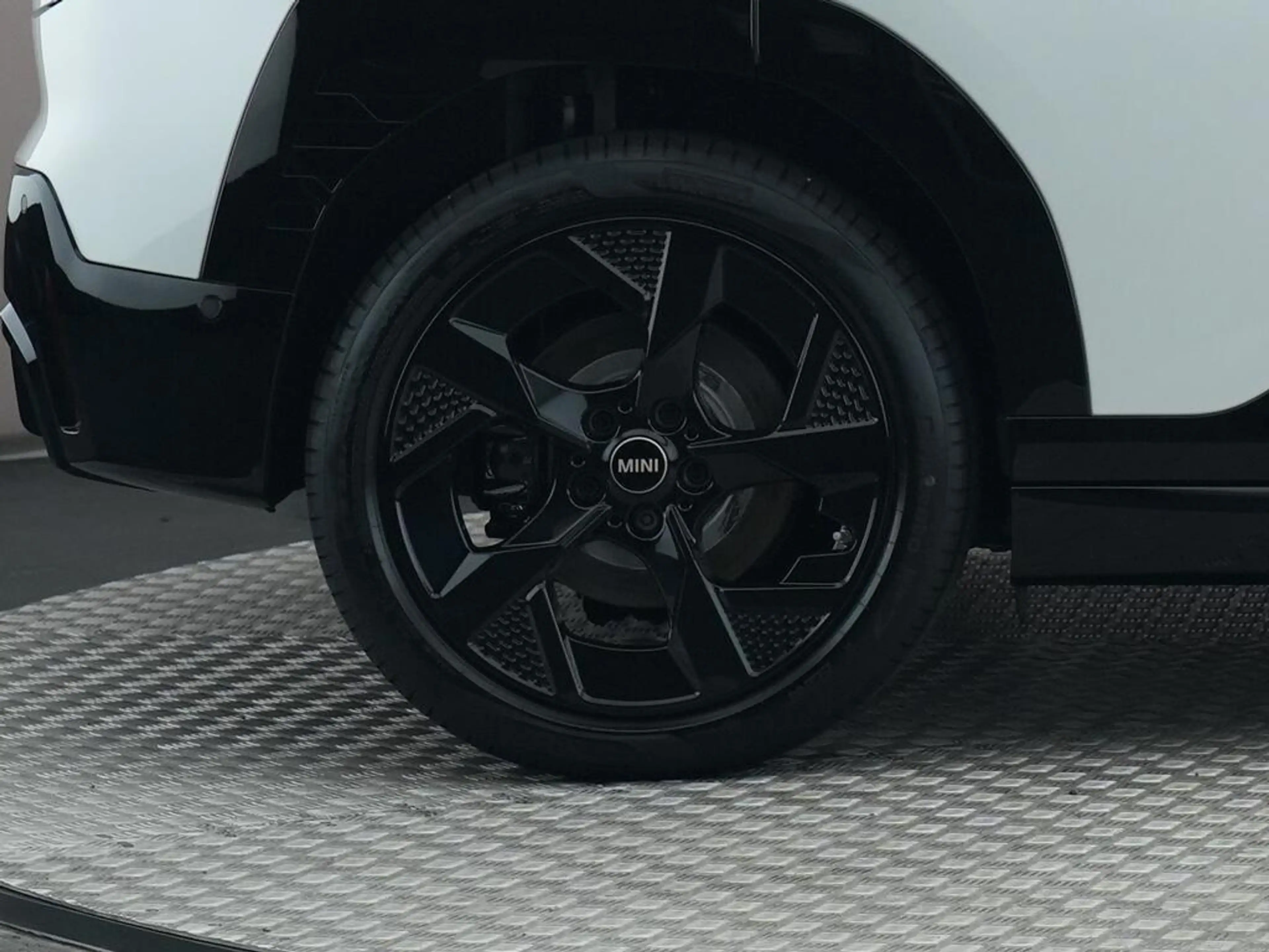 MINI Aceman E John Cooper Works M 42.5 kWh — photo 15
