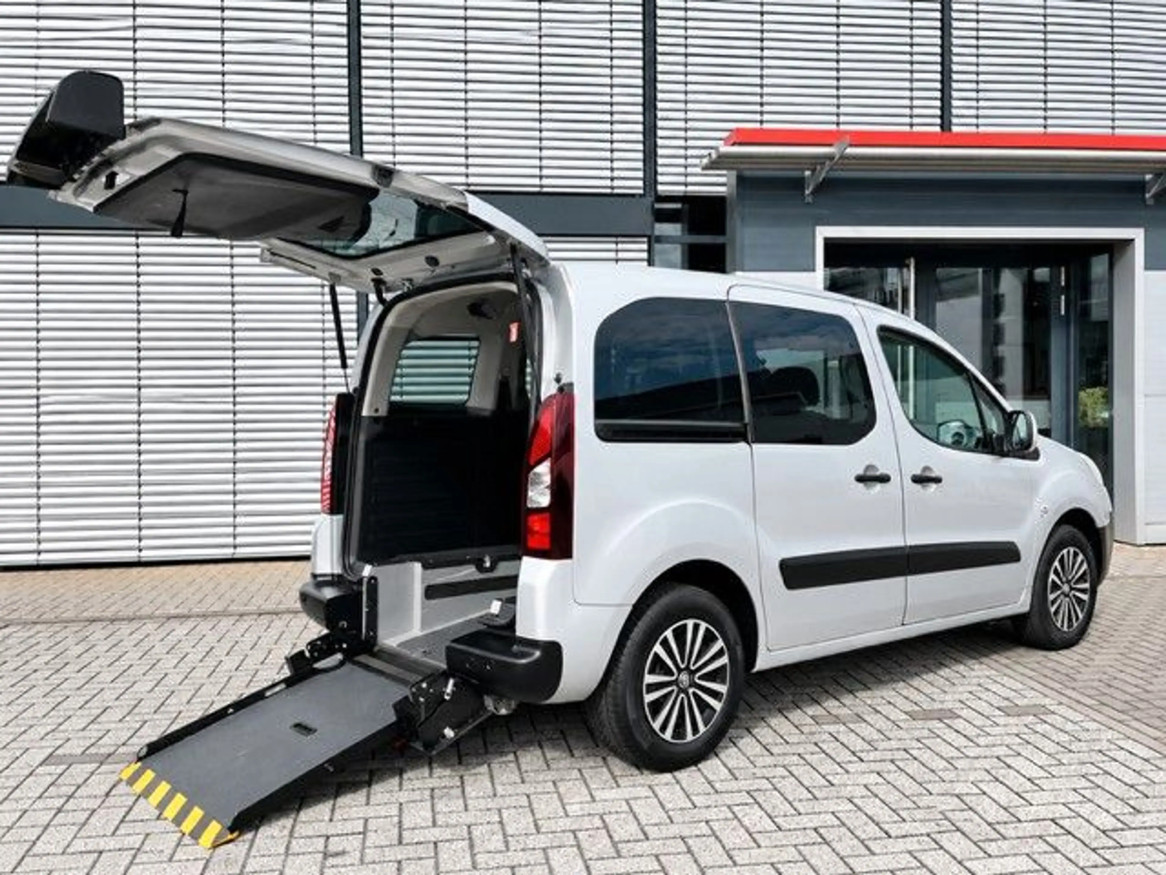 Peugeot Partner Tepee Active 1,6 16V HDi Rollstuhlrampe