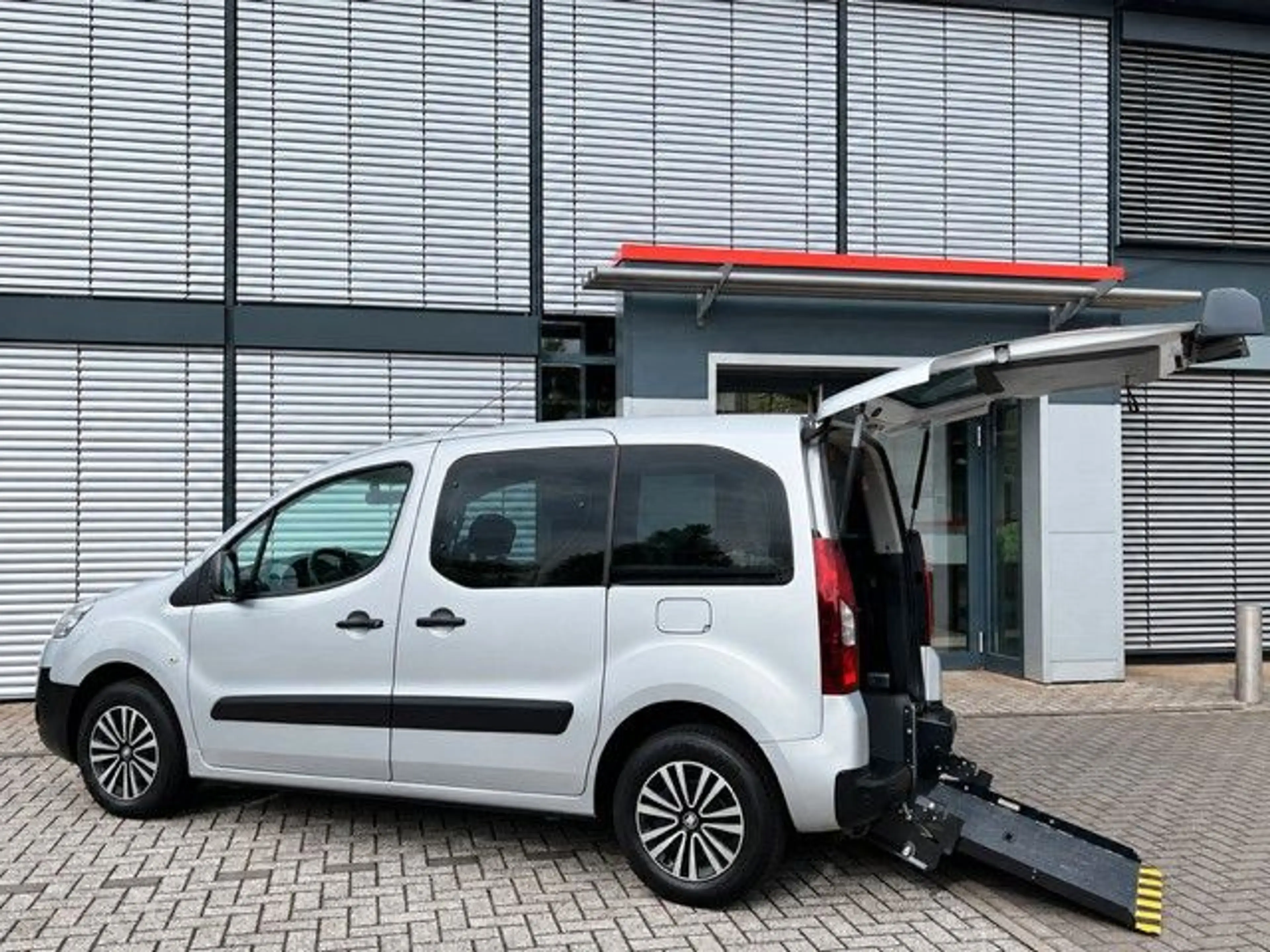 Peugeot Partner Tepee Active 1,6 16V HDi Rollstuhlrampe — photo 2