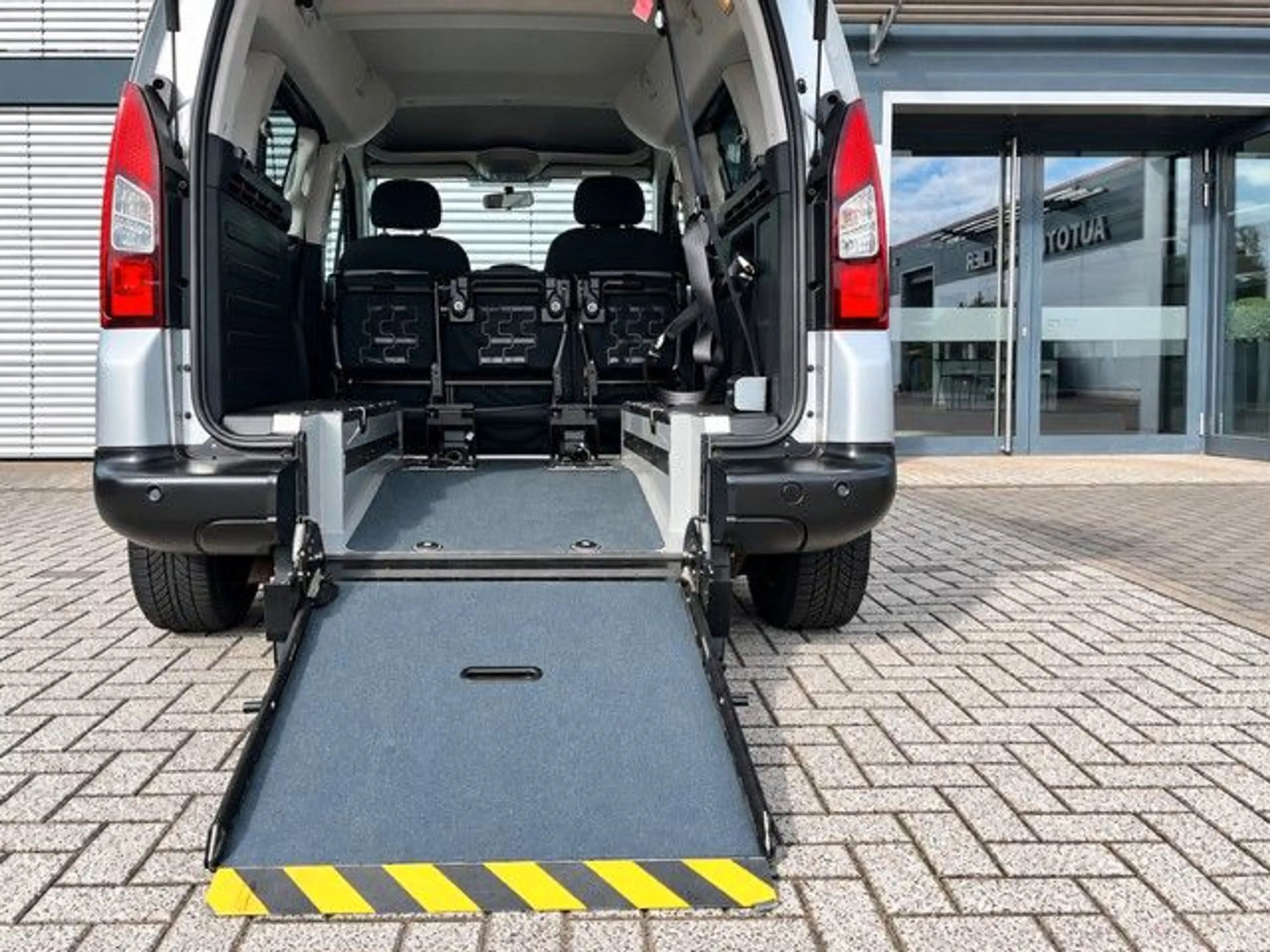 Peugeot Partner Tepee Active 1,6 16V HDi Rollstuhlrampe — photo 7