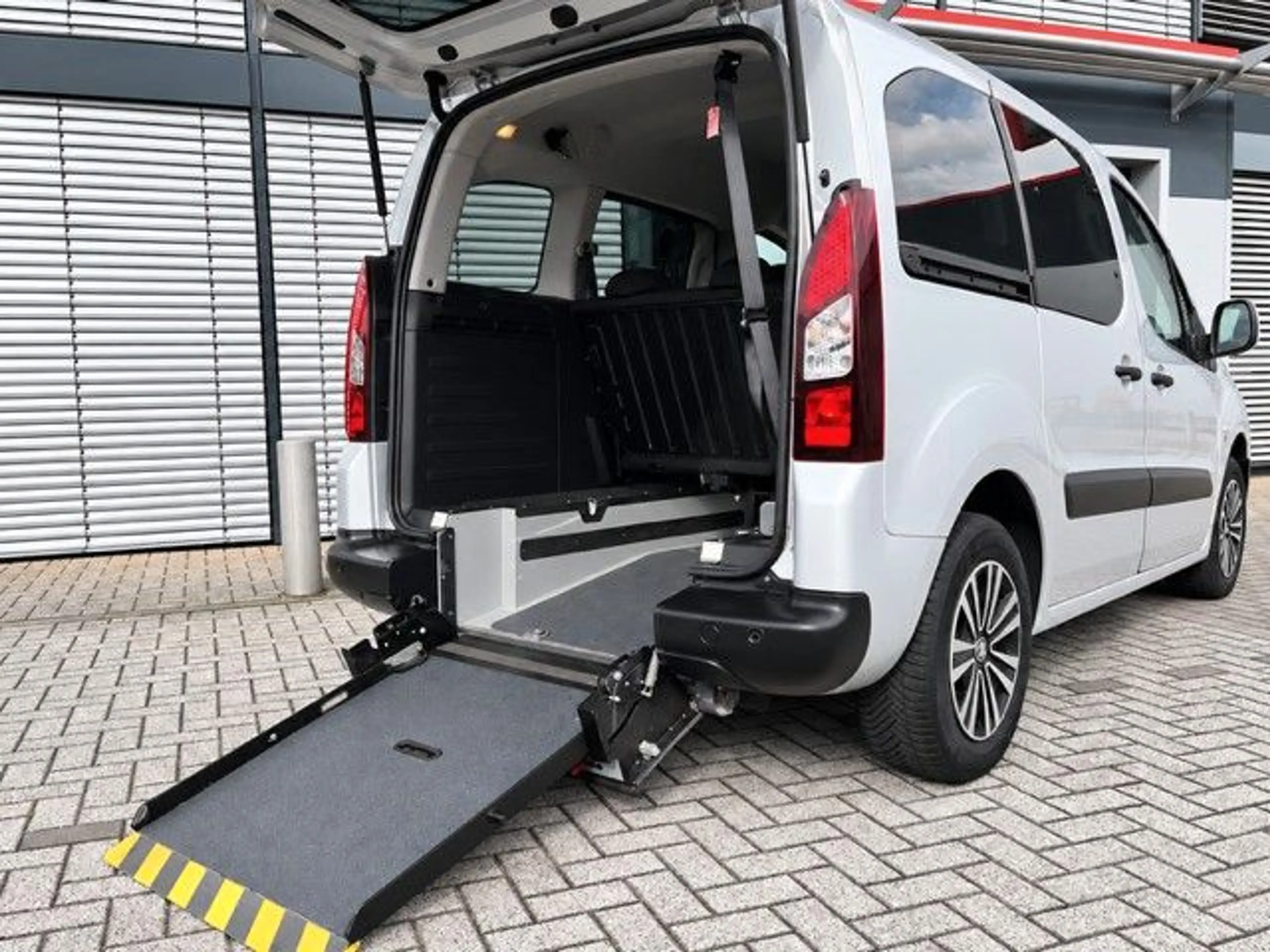 Peugeot Partner Tepee Active 1,6 16V HDi Rollstuhlrampe — photo 3