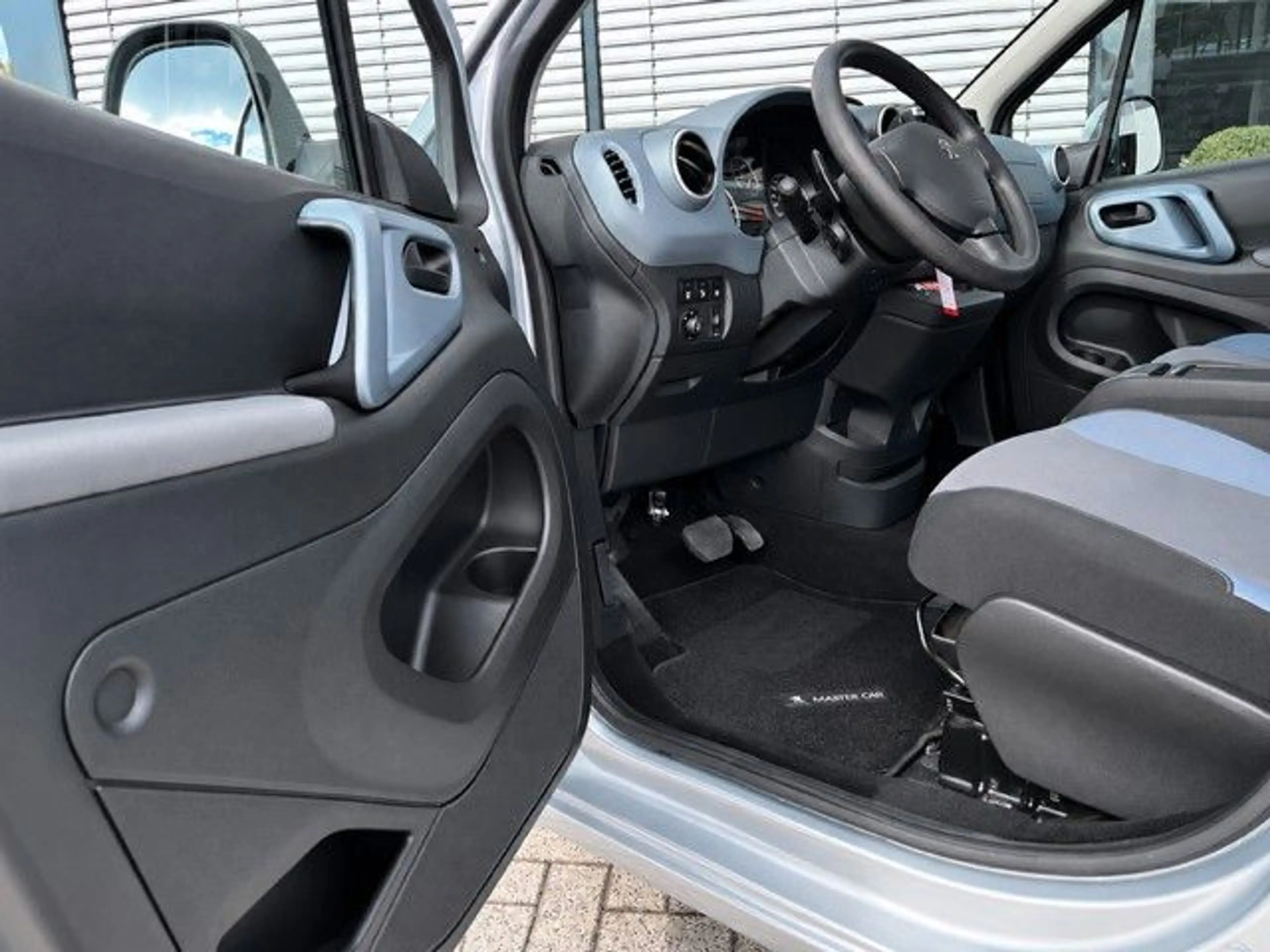 Peugeot Partner Tepee Active 1,6 16V HDi Rollstuhlrampe — photo 10