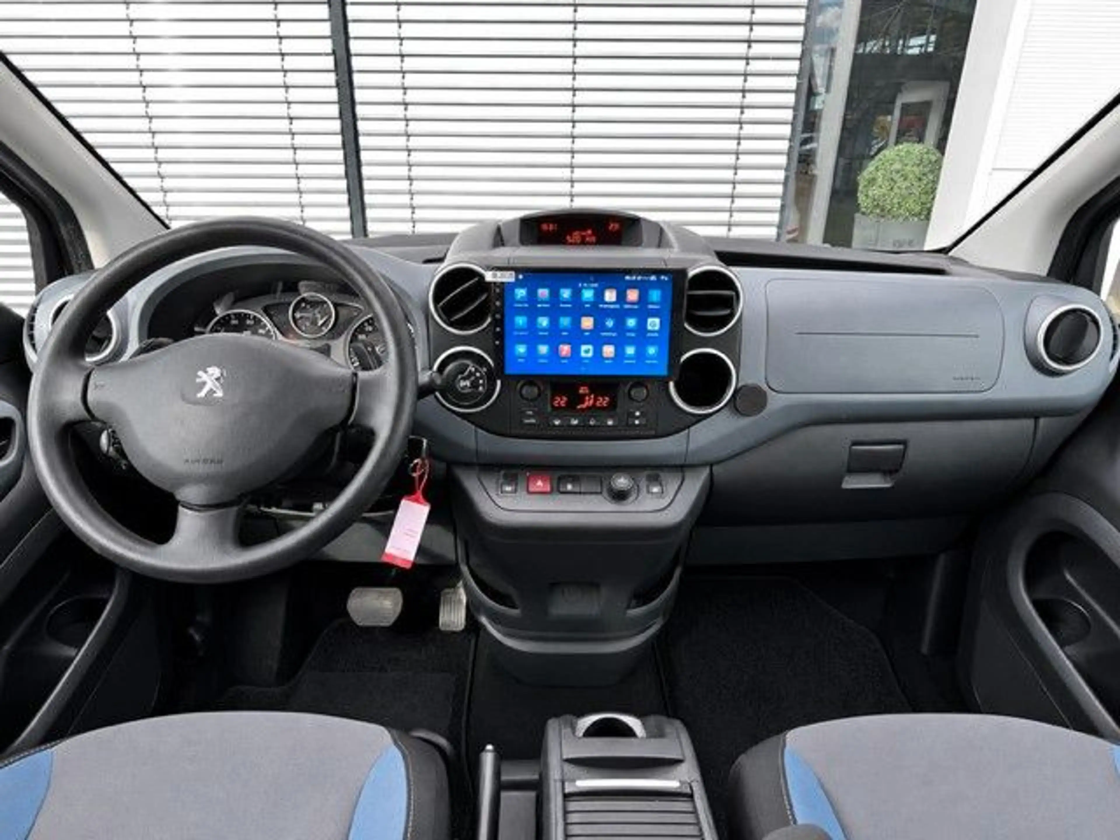 Peugeot Partner Tepee Active 1,6 16V HDi Rollstuhlrampe — photo 11