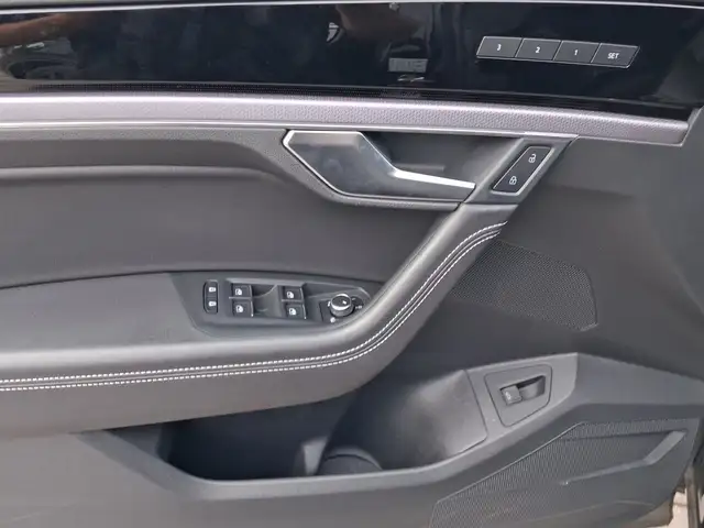 Volkswagen Touareg view 8