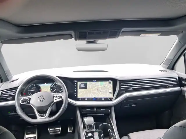 Volkswagen Touareg view 5