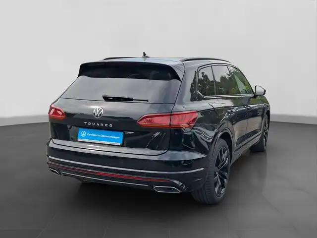 Volkswagen Touareg view 3