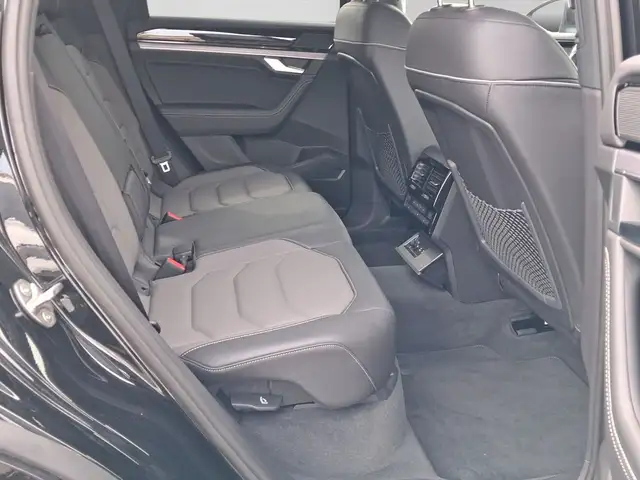 Volkswagen Touareg view 6