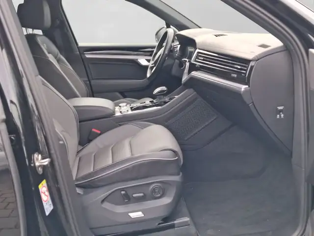 Volkswagen Touareg view 4