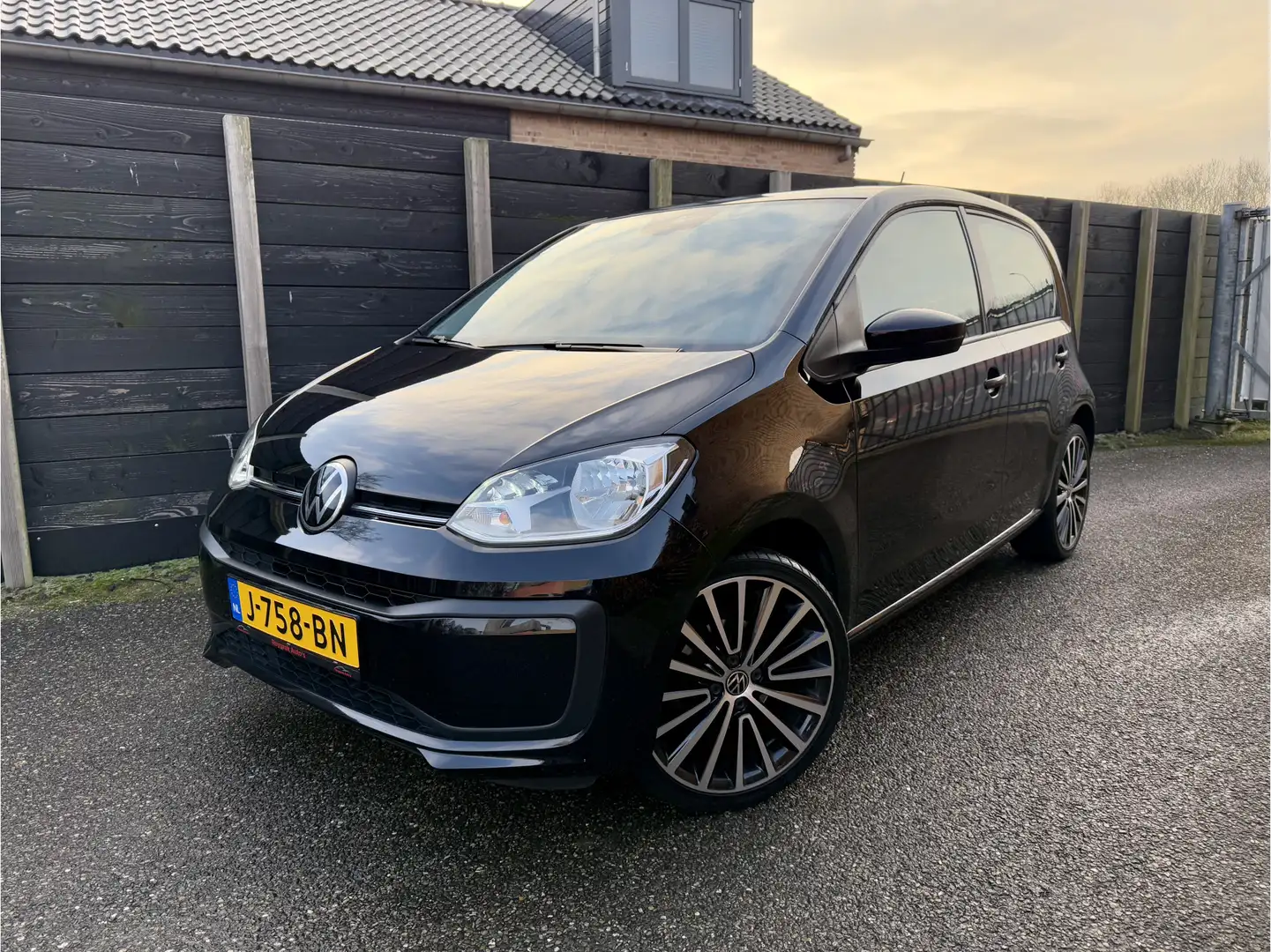Volkswagen up! 1.0 BMT move up! NL-auto Noir - 1