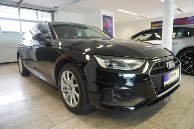 Audi A4 Avant view 3