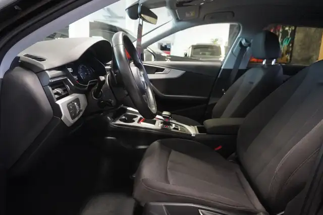 Audi A4 Avant view 8